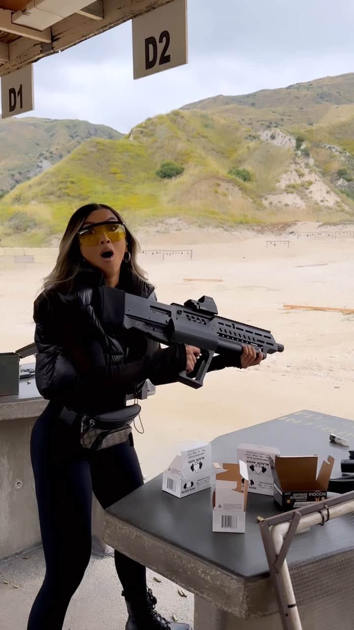 リアン Vのインスタグラム：「Big shoota 💥🔫」