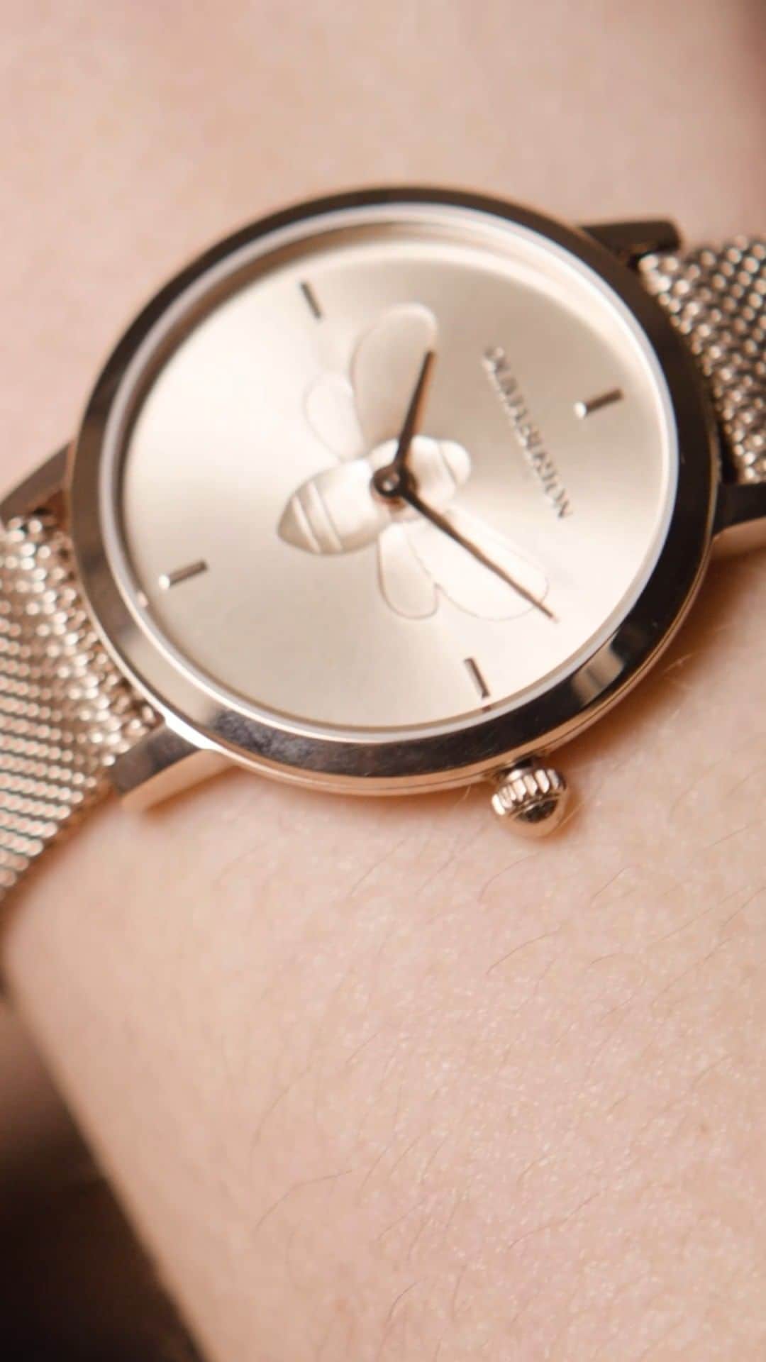 Olivia Burtonのインスタグラム：「She's a bee-auty ✨ It's your last chance to shop our #WorldBeeDay promotion, where we will donate £10 from EVERY bee jewellery or watch purchase to the British Beekeepers Association.  Valid online at oliviaburton.com* and in our Covent Garden Store.   *Exclusive to the UK」
