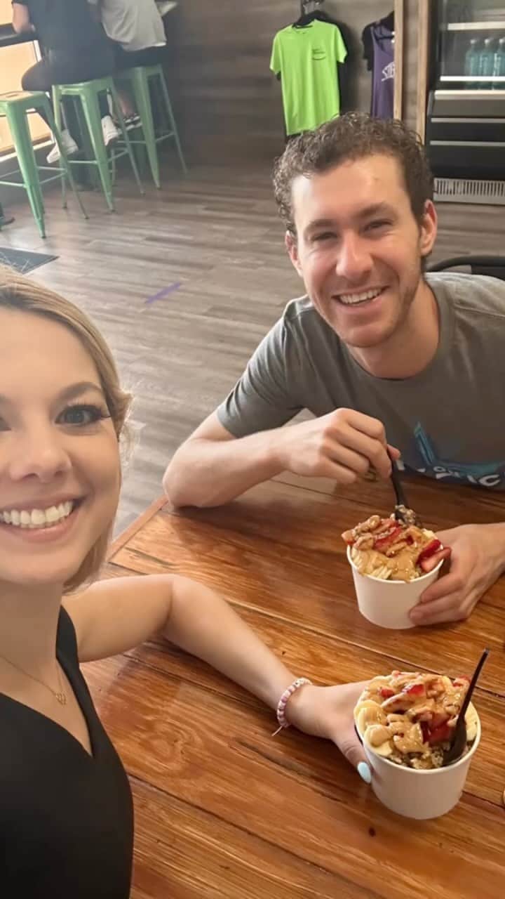 アレクサ・シメカのインスタグラム：「Everyone who meets @jasonbskates claims they are his biggest fan. That’s not possible because I 🙋🏼‍♀️am his biggest fan! 😉」
