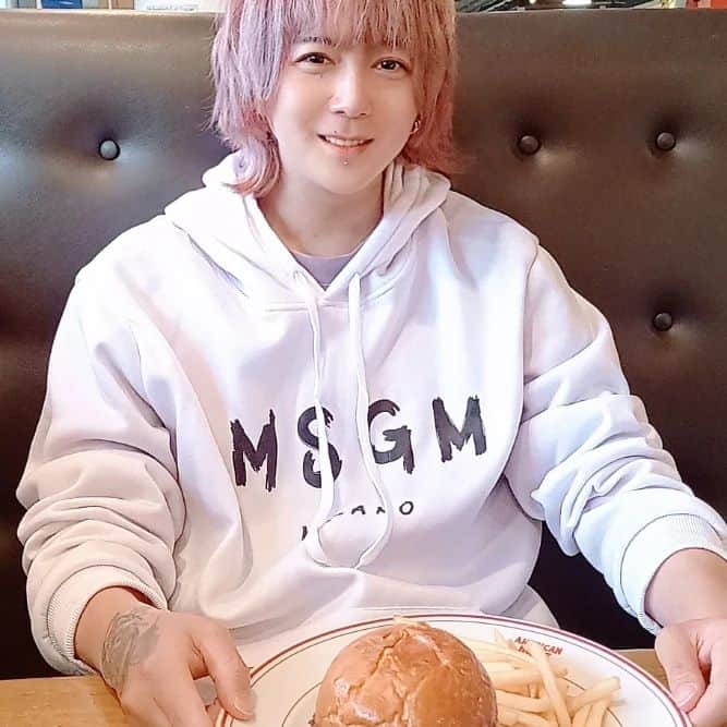 塩原康孝のインスタグラム：「先週のとても楽しかった日。 １日にこにこしてた。 オフ日なのでめちゃくちゃスッピンおっさん。」
