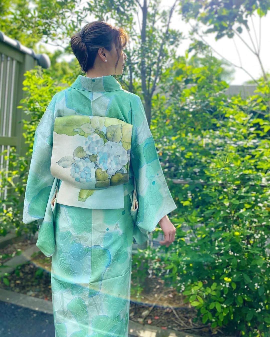 えれなさんのインスタグラム写真 - (えれなInstagram)「紫陽花の季節がきたね✨  写真は2年前の。  2年も自分で着物着てないやー😂  また、きっと色々と忘れてるだろうな😅  今年は着れるかなぁ〜？🤔  #hellojune  #kimono #えれな」6月1日 13時44分 - elena1982312