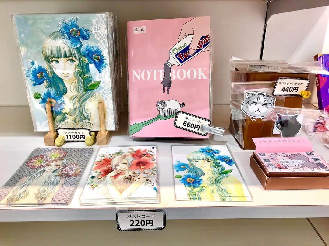 栗原まもるのインスタグラム：「マルイクリエイターズマーケットvol.3のＡ期間終了しました😊  ミニ色紙(写真のもの)とブロックメモとアクリルキーホルダーは完売しました。 お買い上げ下さったお客様、ありがとうございました🥹✨  マーケットは約１週間毎にクリエイターが入れ替わり、6/25まで開催しております。私のグッズの一部も居残り販売コーナーにて引き続き販売いたしますのでお立ち寄りの際はぜひ覗いてみて下さいね✨  #MCM3 #新宿マルイannex」