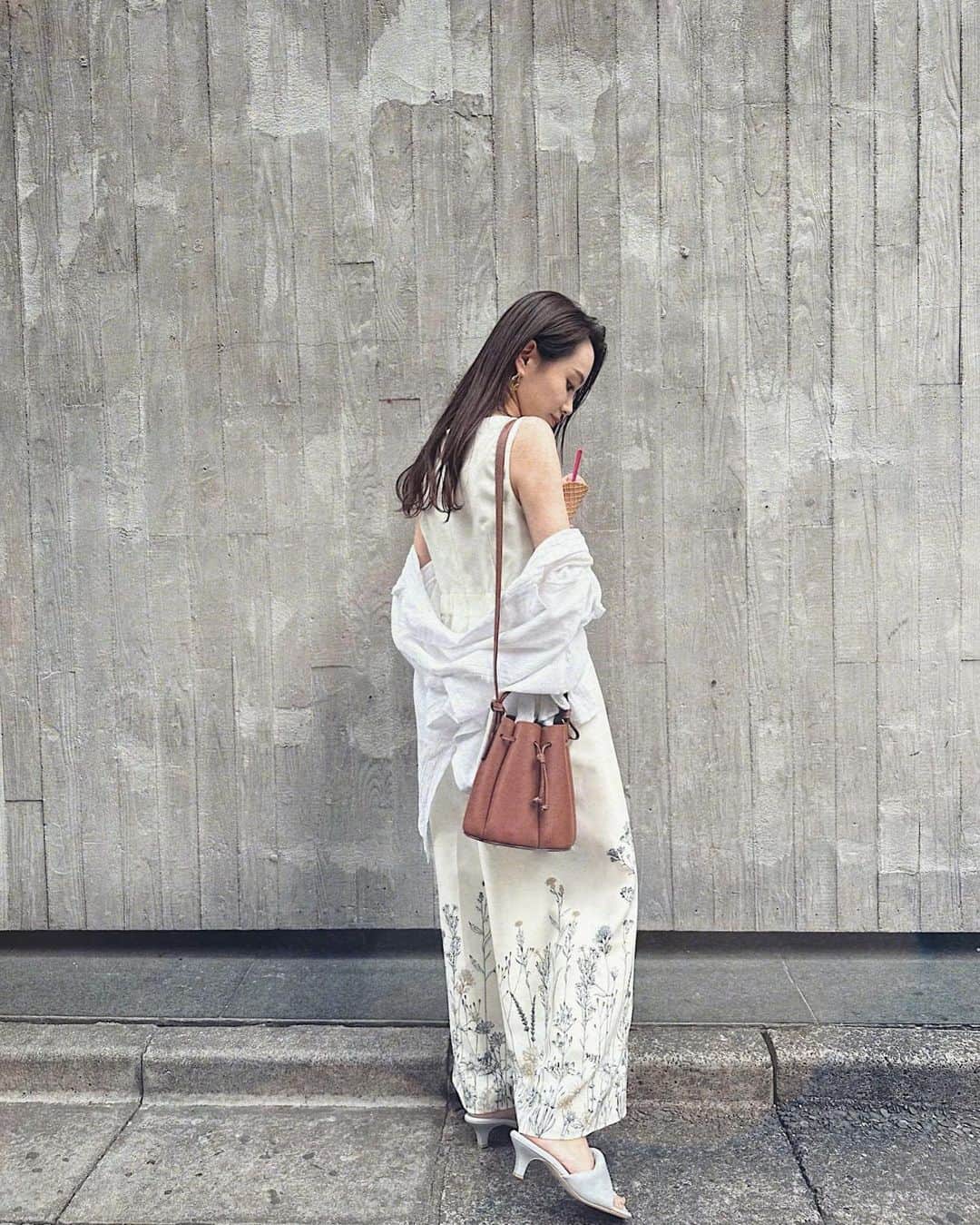 のインスタグラム：「---  いつかの休日, #オールインワンコーデ 🍨  セミワイドのシルエット 〜 裾に上品なボタニカル柄 かわいすぎません😶‍🌫️？？  151cmの私はSサイズで 丈感ぴったり◎ @sirin_jp （xsもあるよ⇦）  お気に入りのバッグと もっちりミュールと合わせ☀︎  素材感とスリットに一目惚れした xsの白シャツは新婚旅行で購入したもの🇦🇺🇦🇺 @seafollyaustralia   たえちゃんにやってもらった おまかせ #ニュアンスネイル で 手元見てはるんるんな毎日🙋🖤  __________________________  #低身長ファッションを楽しむ👶🏻 #151cm #u155 #小柄コーデ #低身長コーデ #シリン  #sirin #sirin_style #sirin_snap #foremosmarco #poleneparis #seafollyaustralia」