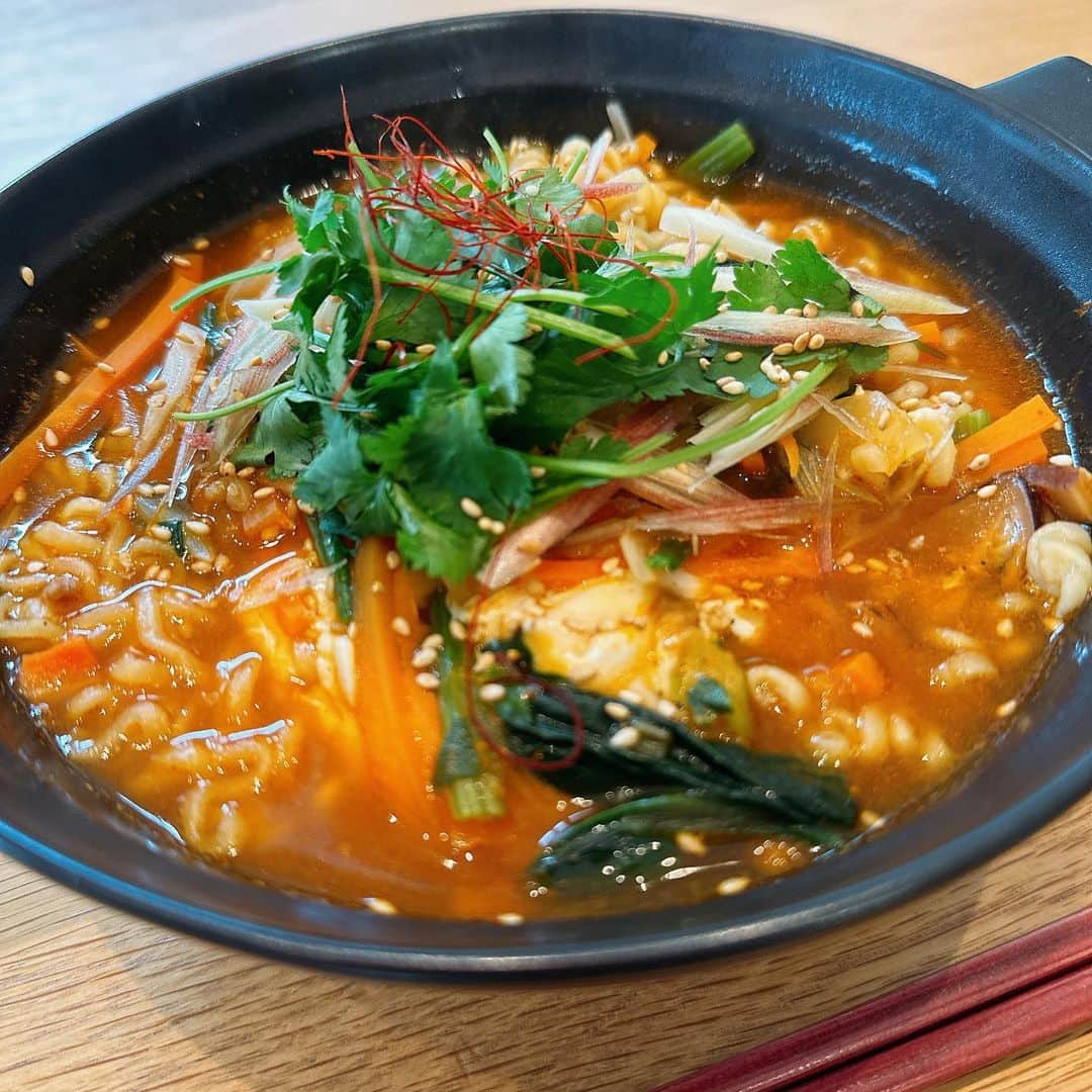 石川梨華のインスタグラム：「お昼ごはん何食べたんだろう？  アレンジ辛ラーメン🍜 人参、玉ねぎ、ほうれん草、卵、コチュジャンを少し足しました！ 盛り付けの時にミョウガとパクチー乗せた😋 たまに食べたくなる辛ラーメン！ 麺だけだと罪悪感あるから、私は野菜を足して食べます✌️  #石川梨華 #モーニング娘og #リアル梨華 #二児の母 #年子 #やんちゃボーイズ #アレンジ辛ラーメン #お昼ご飯何食べたんだろう」