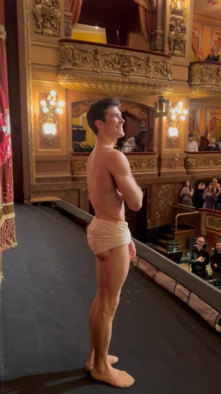 ロベルト・ボッレのインスタグラム：「So grateful for the opportunity of dancing at Teatro Colón for the first time, while making my debut in the amazing role of Caravaggio. Thank you to all the dancers and the staff who supported me. And the argentinian audience for the extraordinary welcome. ❤️  @teatrocolon @marachok @balletestableteatrocolon #maurobigonzetti #caravaggio」