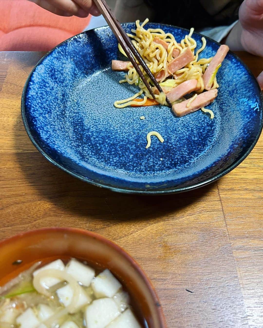 西山茉希さんのインスタグラム写真 - (西山茉希Instagram)「野菜を敷いたフライパンに麺を乗っける。 弱火での野菜の水分と蒸す時間を長くすると、いつもよりモチモチしてくれた気がする。  #西山食堂 #焼きそば曜日 #韓国海苔ふりかけ活用ハンペンと野菜の中華味スープ #スパムマヨサラダ #カラフル納豆マリネ #紫蘇きゅうりの塩昆布和え #残ってた黒米  コンビニでも値段に大差のない食材が増えた気がする今日この頃。 焼きそば麺も卵も野菜MIXも、 今日はファミマ🫡  #スパムの多い期間 #あったら使いたくなる便利な缶 #ストックスパムがいてくれる喜び #活用楽しまNight #🏳️‍🌈」6月1日 14時01分 - maki.nshiyama50