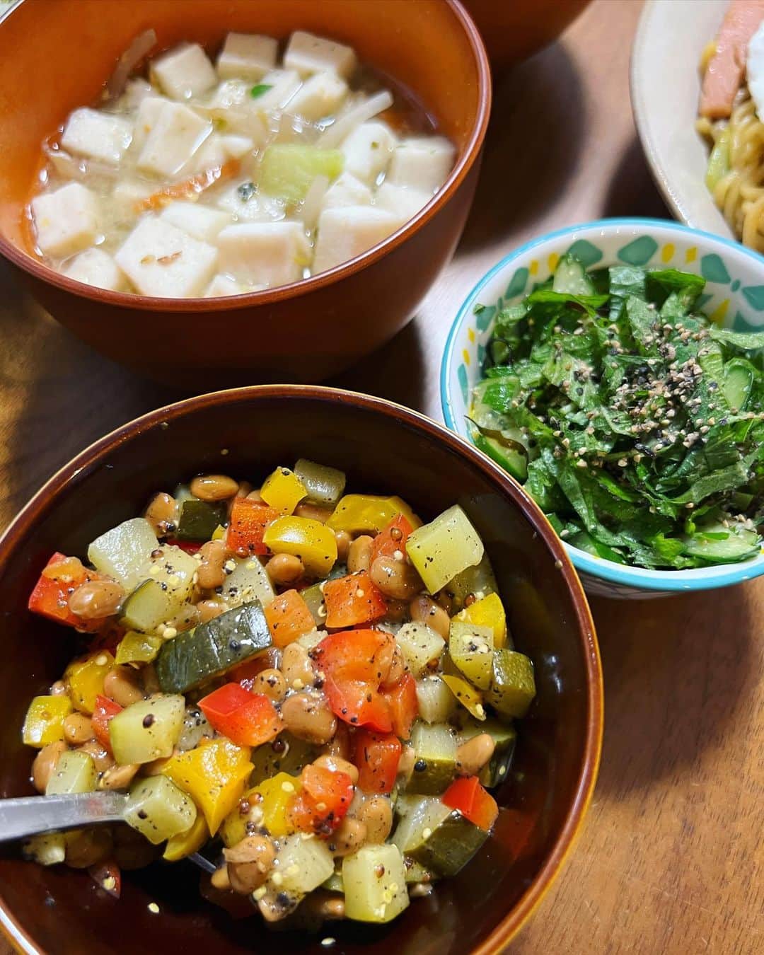 西山茉希さんのインスタグラム写真 - (西山茉希Instagram)「野菜を敷いたフライパンに麺を乗っける。 弱火での野菜の水分と蒸す時間を長くすると、いつもよりモチモチしてくれた気がする。  #西山食堂 #焼きそば曜日 #韓国海苔ふりかけ活用ハンペンと野菜の中華味スープ #スパムマヨサラダ #カラフル納豆マリネ #紫蘇きゅうりの塩昆布和え #残ってた黒米  コンビニでも値段に大差のない食材が増えた気がする今日この頃。 焼きそば麺も卵も野菜MIXも、 今日はファミマ🫡  #スパムの多い期間 #あったら使いたくなる便利な缶 #ストックスパムがいてくれる喜び #活用楽しまNight #🏳️‍🌈」6月1日 14時01分 - maki.nshiyama50