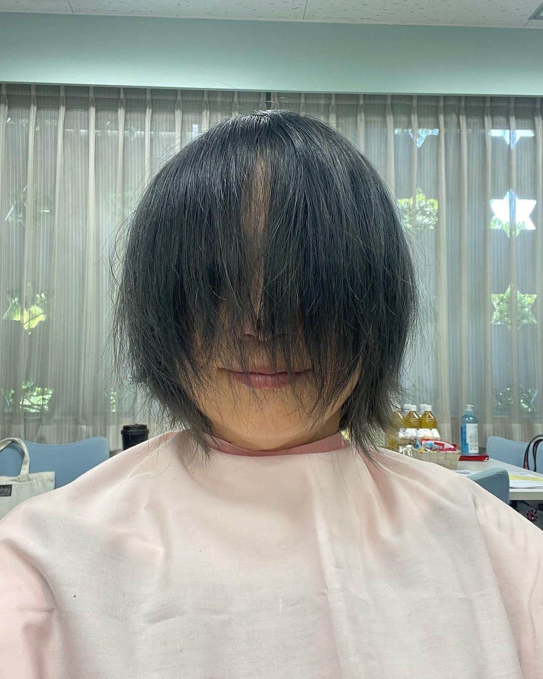 橋本志穂さんのインスタグラム写真 - (橋本志穂Instagram)「モサモサしてきた髪を 楽屋で切ってもらうの図  すっきりしました  #ヘアカット」6月1日 13時54分 - shihohashimoto3