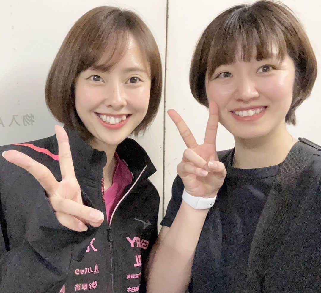 のインスタグラム：「. 綿引さーん💙💖 いっつもすれ違いにすれ違って 写真撮れなくて 最後にやーっと撮れた〜😩😩 今年はプライベートでも 会えますように🦊🌷 . . #pfuブルーキャッツ  #ヴィクトリーナ姫路 #いつも #ひとなつっこい  #わたびき」