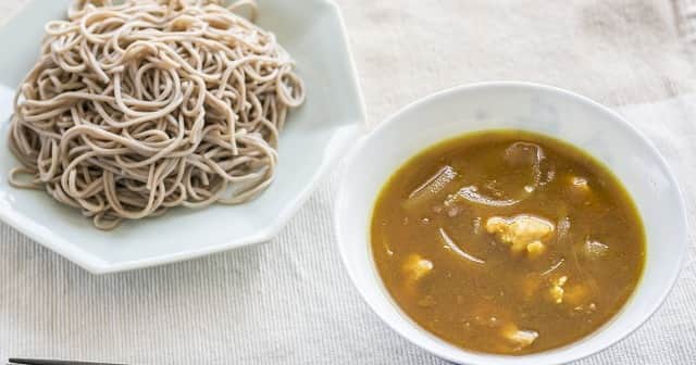 暮らし上手のインスタグラム：「今日の晩ごはんに『冷やしカレーそば』はいかがですか？  荻野恭子さんの『冷やしカレーそば』は、ショウガで体あたたまる、和風パスタ。すりおろした大根としょうがを使ったさっぱり味のパスタはいかが？大根とショウガをパスタのゆで汁でさっと煮ることで、味が絡みやすくなります。 ------------------------------ 調理時間：20分（時短）  材料 （ 2人分 ） そば …2束 鶏もも肉 …1/2枚（約150ｇ） 玉ねぎ …1/4個 … かつお節 …10ｇ A … 醤油、みりん …各1/4カップ カレー粉 …大さじ1/2 塩 …少々 水 …3カップ 片栗粉 …大さじ1  ------------------------------  レシピの詳細はプロフィールページからどうぞ！  #Kurashi #暮らし上手 #晩ごはん #レシピ #簡単レシピ #そば　 #鶏もも肉 #玉ねぎ 　 #カレー粉　 #冷やしカレーそば」