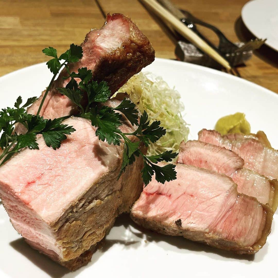 田辺晋太郎さんのインスタグラム写真 - (田辺晋太郎Instagram)「【銀河系最強洋食店「洋食おがた」＠京都で最強スタメン爆食い！！】  #京都 市役所近くにあるこちら「#洋食おがた」さん、二度目の訪問。 前回来たのは２年くらい前、このとき食べた滋賀の #サカエヤ さんのお肉に感動し自分の肉の価値観が激震したのを鮮烈に覚えている。 また、その時食べた静岡の #サスエ さんの鯵を使ったレアの #アジフライ はそれまで食べたアジフライをいともたやすく駆逐し、またサスエさんの鯵を使った料理の中でもダントツに優勝、その東西２大ブランドの肉と魚が食べられる洋食店、しかもただそれを出すだけでなく素材の持っているポテンシャルを最大限に活かしきれる技術がある。それは人を虜にして余りあるのも頷ける。 だから僕はこちらを関西一とか日本一とかそんなレベルでなくあえて #銀河系最強 の洋食店と称えたい。  この日も洋食店らしい　#ポテサラ　#マカロニサラダ　からスタート。まず間違いなくストライク。  洋食屋さんだけど「わらびと油揚げの白和え」京都らしく染みてくる美味しさがある。  ここからサスエさんワールド突入。とれたて小イカのフライも銀河系ナンバーワンのアジフライも火入れの妙が素晴らしい。 これだけのために京都に来たくなる。  肉への橋渡しは #賀茂茄子 の #グラタン、これがまた一人一つ食べたくなる美味しさで熱さも忘れて貪り食う、うーむ旨い！！  さぁさぁ、来ました！肉の世界はサカエヤさんプレゼンツ！  まずは #走る豚 のグリル。いやぁ、、、なんですかこの強い旨味は。これが豚の本来持っているポテンシャルなのかもしれない、実に美味しくて胃袋が活性化してくる。  続いては真骨頂とも言える鹿児島県産の経産黒毛和牛の #ヒレ と #あか牛 のリブロース。 香りも舌触りも妖艶さを放ち一口食べたらもう虜。もうどうにも止まらない。  #ハンバーグ は走る豚とあか牛の合挽き。この異種格闘技であり逢瀬は食べた人全てをもん絶させるファイナルウエポン！ あーたまらん！！  盛りがついた我々はしめはもちろん複数オーダー！  平井牛土鍋カレー、ポークジンジャー焼き飯、そしてトドメは #ナポリタン！！どーだ！まいったか！さすがにまいったよww  銀河系最強洋食店のメニュー制覇はまだまだ先の事だが、来るたびここまで感動できるレストランは、まさに銀河系唯一の最強洋食店たる堂々とした味わいでした。  緒方シェフ、本当においしかったです！！  ごちそうさまでした！  #肉マイスター #田辺晋太郎 #kyoto #kyotojapan #kyototrip #kyotofood #restaurant #japan #japanesefood #洋食 #steak」6月1日 14時03分 - meat_meister_tanabe_shintaro