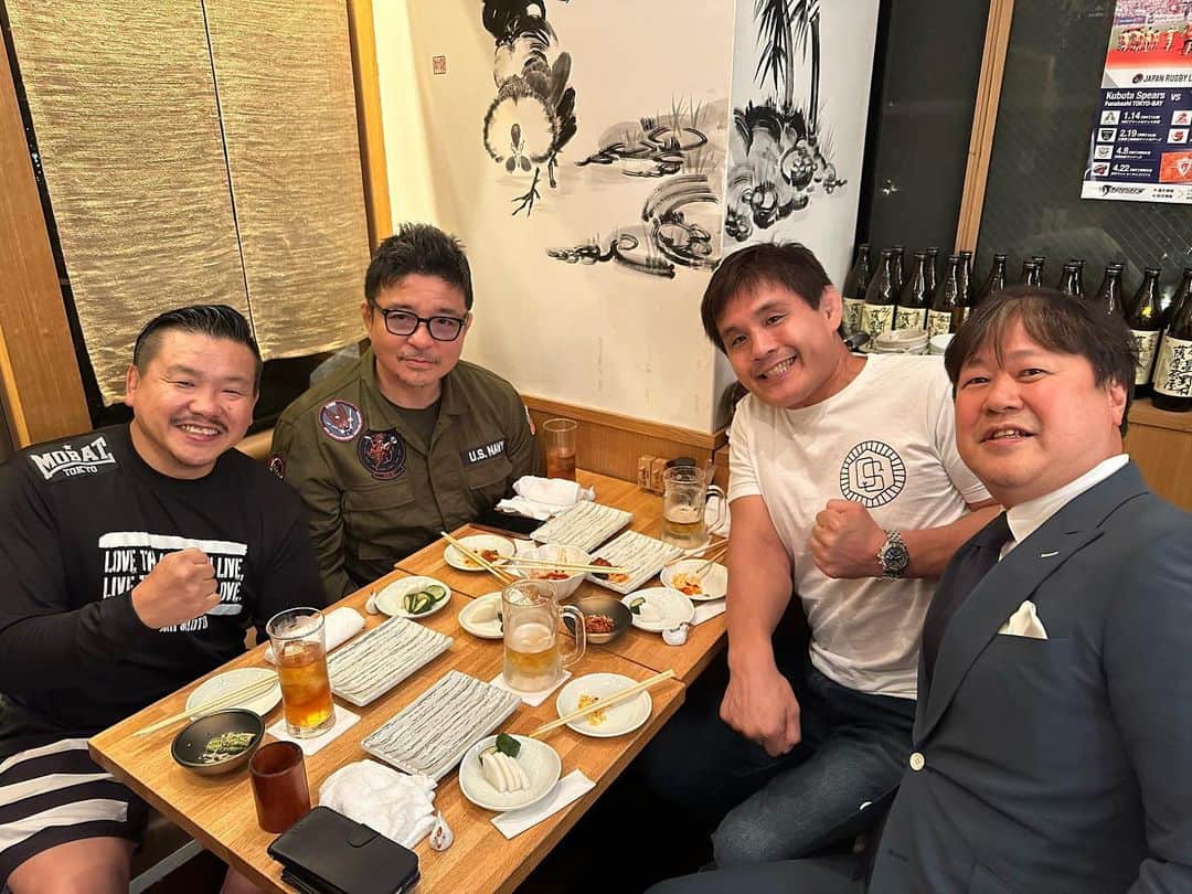 菊田早苗のインスタグラム：「日頃から沢山の人に会う機会に恵まれてる中、今回はまた格別な会。 AACC代表阿部さんは、自分のアブダビコンバット出場時、全てのセコンドをやってくれて、奇跡的な優勝に導いてくれた恩人。この日で人生が大きく変わった重要な試合だった。 試合後、お礼をと何度も試みたけど、阿部さんはそれを受け取る事はなかった。  剛毅會空手宗師、岩崎達也さんもまた心だけで動く人物。現在は平本蓮選手の指導をしてるが、高校時代は極真空手で大人たちをぶち倒し、名を馳せた怪童だった。明大中野高二つ上の先輩。 このメンツは、昔も今も、皆生き方がビジネスとは程遠い所にあり、楽しいこと第一優先主義の集まり。だからいつも心地いい。 今回、大変お世話になっている古井社長の計らいで素晴らしき会、そして素晴らしき焼き鳥を堪能し最高の夜でした。  #AACC #剛毅會 #グラバカ #恵比寿 #美味すぎる焼き鳥」