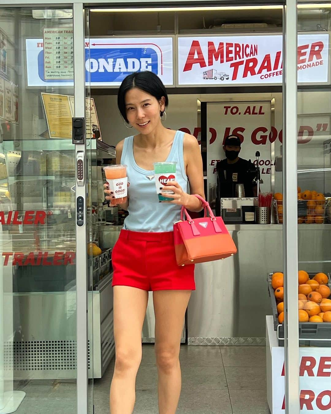 キム・ナヨンさんのインスタグラム写真 - (キム・ナヨンInstagram)「상큼한 색으로 기분 좋아진 갤러리아백 🍋🍊🍐🍓🍏🍒Our love is Copper and Strawberry.💔🩵 Find the color of your love with the new #PradaGalleria @prada #ad」6月1日 14時05分 - nayoungkeem