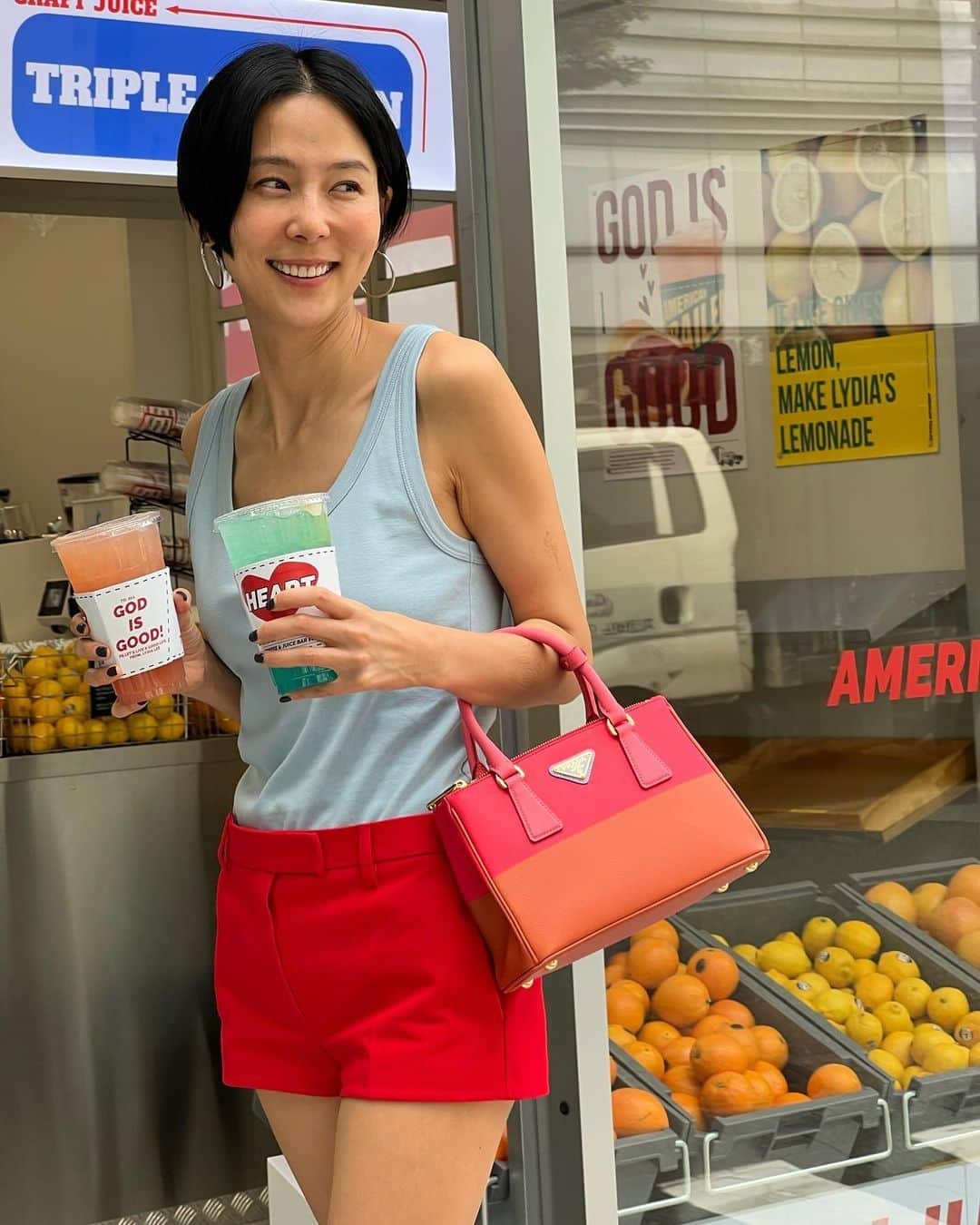 キム・ナヨンさんのインスタグラム写真 - (キム・ナヨンInstagram)「상큼한 색으로 기분 좋아진 갤러리아백 🍋🍊🍐🍓🍏🍒Our love is Copper and Strawberry.💔🩵 Find the color of your love with the new #PradaGalleria @prada #ad」6月1日 14時05分 - nayoungkeem