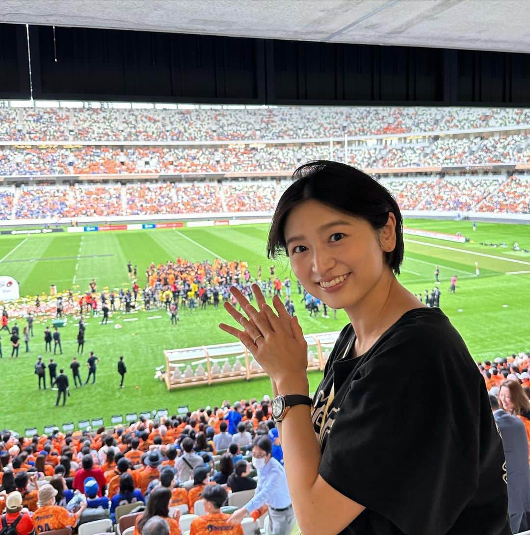 上野優花さんのインスタグラム写真 - (上野優花Instagram)「今日から6月！  今月で今年も上半期が終わってしまうなんて 早すぎない🥹？？  そして、 ラグビーワールドカップまで 残り100日を切りましたね🏉🤩‼️  日本代表・合宿メンバーも発表されて、 ラグビーファンとしては ワクワクが止まらない日々になりそう🥹❤️‍🔥  今回も 私には想像もできないほどの ハードワークになりそうな合宿、 選手の皆さん 頑張ってください🙌🏻！！！！！！  写真は リーグワン決勝時。  今でも余韻に浸れるくらい 良い試合を見させていただいたなぁ😊  2020シーズンあたりから クボタの活躍には 目を見張るものがありましたが、 立川キャプテンが何年もかけて 築いていった文化や実績が ここで身を結んだんだなと 試合後のピッチを眺めながら 胸がじんわり熱くなりました🧡  クボタの皆さん、 初優勝おめでとうございます🎊  来季のリーグワンも 益々楽しみ😆  メンバーの去就も気になるところです。  #本日もラグビー観戦日和でした #そろそろラグビー以外の投稿もしたいこの頃　笑 #子供のお昼寝タイム #あと1時間何しようかな」6月1日 14時11分 - yuka_ueno89