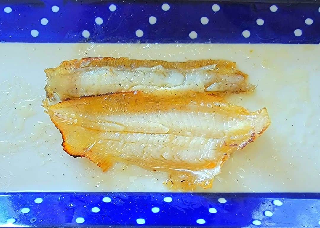 布川敏和さんのインスタグラム写真 - (布川敏和Instagram)「皆さん、日々是好日～(^o^)/  . カレイの女王と呼ばれている〝若狭ガレイ〟の 一夜干しを 焼いてみた～  初めて食べた魚です～！  一夜干しによって, カレイの味が凝縮されてて 脂ものってました。 また卵も珍味でマイウーでした～！  二匹目は 焼いた後に骨を取り, バターを乗せて レンチンしたら ムニエルっぽくなって こちらもマイウーでしたよ～！  美味いモンを食べると, 幸せなのだぁ～(๑'ڡ'๑)b✨  . 布川敏和 オフィシャル HP↓ https://fucknofficial.amebaownd.com   所属プロダクション Fdce HP↓ https://www.r4c-fdce.com/artist-creator  .   #布川敏和 #カレイ」6月1日 14時09分 - fukawatoshikazu