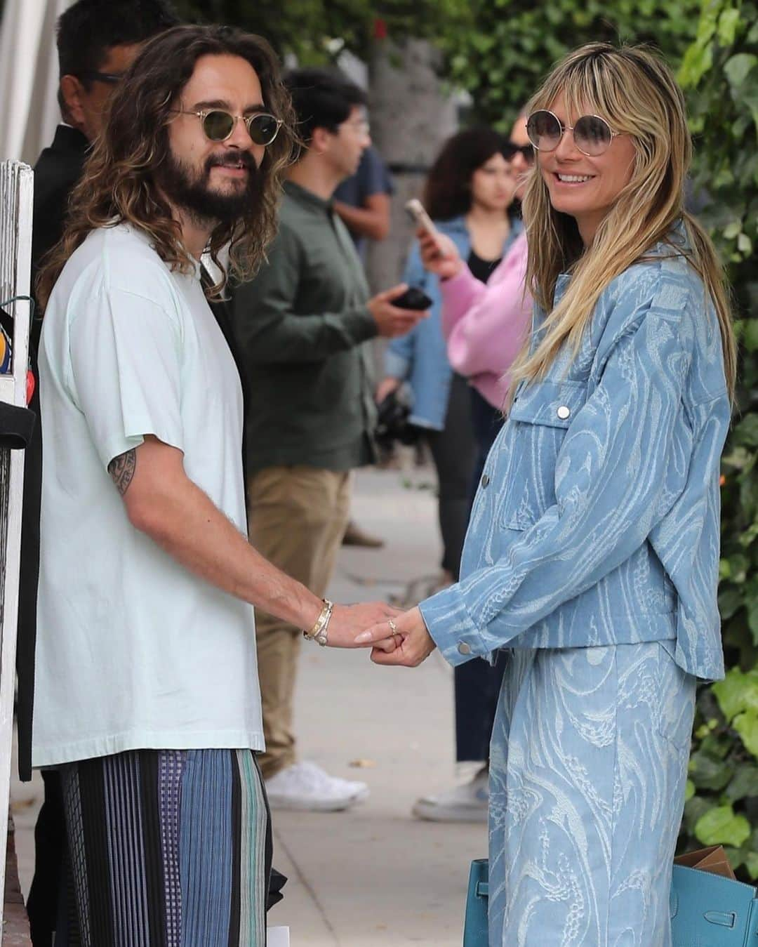 Just Jaredさんのインスタグラム写真 - (Just JaredInstagram)「Heidi Klum & husband Tom Kaulitz share a steamy kiss while out on a lunch date. #HeidiKlum #TomKaulitz Photos: Backgrid」6月1日 14時09分 - justjared