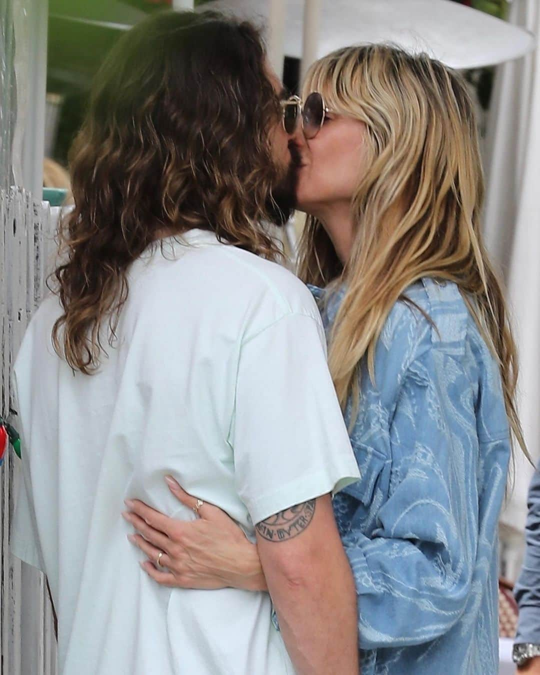 Just Jaredさんのインスタグラム写真 - (Just JaredInstagram)「Heidi Klum & husband Tom Kaulitz share a steamy kiss while out on a lunch date. #HeidiKlum #TomKaulitz Photos: Backgrid」6月1日 14時09分 - justjared