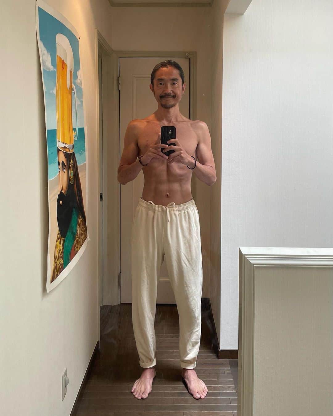 starRoのインスタグラム：「今日48歳になりました。 歳を重ねるっていうことの今の実際の感覚は、かつて持っていたイメージとはまた違うものですね。  僕が生まれ育った都会では、常に全てがアップデートされていき、何かが自然に衰えていく様を目にすることはなかなかありません。だから「衰え」に対して恐怖が伴い、目を背けたくなったりします。  でも、毎朝身体をケアし、コンディションは過去最高でも、一方で老眼は進み、シミやシワはどんどん増えていく。 好奇心はまだ10代並みで新しい道をグイグイ進む部分もあるけど、経験値は上がって世界の解像度が増した分、より慎重でもある。  歳を重ねるっていうのは、ただ老いるということではなくて、「若さ」も「老い」も両方兼ね備え、栄枯盛衰というこの世界のあらゆるものに存在するサイクルの感覚を研ぎ澄ますことだと自分は感じてます。  生まれ授かった身体と感性を大事にケアするからこそ、衰えていくものから得る学びと英知をしっかりと認識できる。総合格闘家で言えば、究極のオールラウンダーに近づいてく。栄枯盛衰の円を描けるひとは、あらゆる立場の人を理解でき、自分の人生スパンでの自己実現を超えて死んだ後も続いていく世界のことも自然に視野に入っていき、現実の範囲は時空を超えて拡張していく。 自分はまだその円を描く途中にいます。でも自分のライフミッションはそこをベースに全うされると信じてます。 自分の道に展開される全ての現象が愛おしい。この気づきを与えてくれた全てに感謝。そして僕を産んでくれ、48年間の山あり谷ありの旅路を忍んで支えてくれた両親に感謝🙏 これからも溝口真矢をどうぞよろしくお願いします✨  Just turned 48 today. Getting old is not just about falling in decay but it’s rather experiencing and learning the universal cycle of flux and reflux. And when we live in that awareness, we start understanding better at differences we have, and also seeing the reality beyond our own lifespan. I’m still in the journey of making a full circle but I am aware that my life mission is in this path. Stay young and take care of your self, in order to appreciate all the great lessons and wisdom from getting old. Thank y’all for supporting my path. Thank you my parents for bringing me into life and patiently having my back throughout this rollercoaster journey. Much love!」