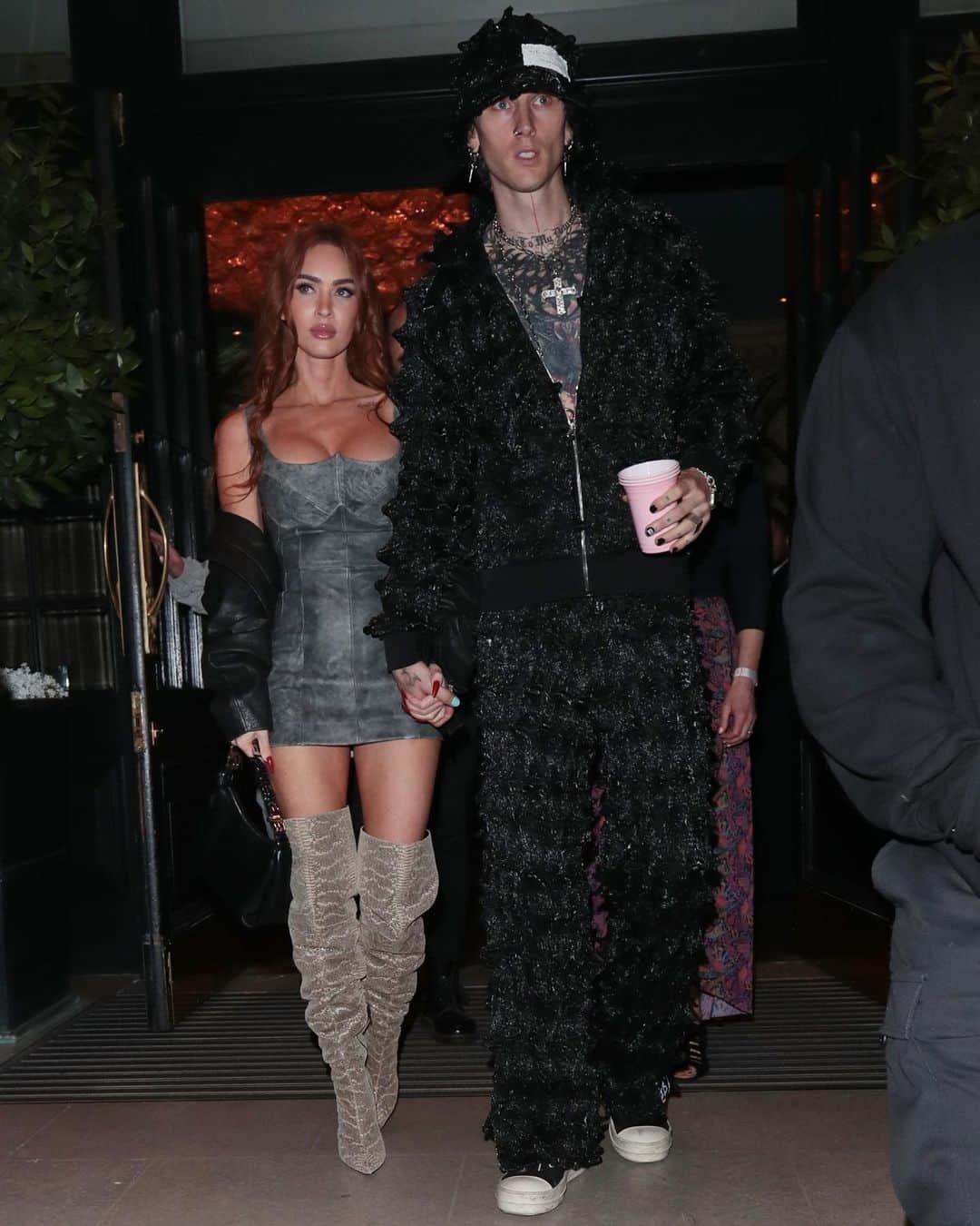 Just Jaredさんのインスタグラム写真 - (Just JaredInstagram)「Megan Fox & Machine Gun Kelly hold hands while out on a dinner date in London.  #MeganFox #MachineGunKelly Photos: Backgrid」6月1日 14時25分 - justjared