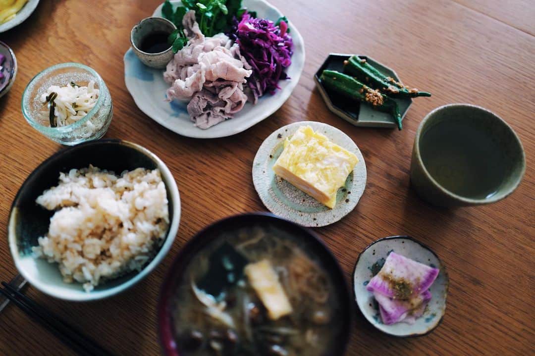 高山都さんのインスタグラム写真 - (高山都Instagram)「「バランスよくいただきます」 が、ここ数日の家ごはんのテーマになりそうです。 楽しいけど、野菜や食物繊維、ビタミンやミネラル、発酵も不足を感じていた旅行中。  お味噌汁は乾燥キノコと切り干し大根と昆布でお出汁を取り、玄米を炊き、昨夜のごはんの後に作っておいただし巻き玉子と、作り置きを小皿スタイルで。  わたしも夫も吹き出物治りますように。 小麦を少し控えて、糖分や油分を減らすと、だいたいわたしたちはすぐ治ります。 食べる全体量を急に少なくすると、口寂しくなってストレス溜まるから、野菜や良質なタンパク質を小皿で色々並べると目から心から満足！  #みやれゴハン  玉子めっちゃ上手に焼けた。 冷蔵庫で冷やして食べるのも実は好きなんです。」6月1日 14時26分 - miyare38
