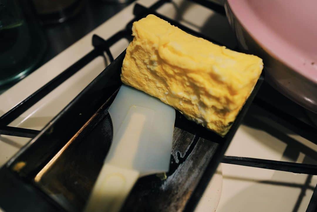 高山都さんのインスタグラム写真 - (高山都Instagram)「「バランスよくいただきます」 が、ここ数日の家ごはんのテーマになりそうです。 楽しいけど、野菜や食物繊維、ビタミンやミネラル、発酵も不足を感じていた旅行中。  お味噌汁は乾燥キノコと切り干し大根と昆布でお出汁を取り、玄米を炊き、昨夜のごはんの後に作っておいただし巻き玉子と、作り置きを小皿スタイルで。  わたしも夫も吹き出物治りますように。 小麦を少し控えて、糖分や油分を減らすと、だいたいわたしたちはすぐ治ります。 食べる全体量を急に少なくすると、口寂しくなってストレス溜まるから、野菜や良質なタンパク質を小皿で色々並べると目から心から満足！  #みやれゴハン  玉子めっちゃ上手に焼けた。 冷蔵庫で冷やして食べるのも実は好きなんです。」6月1日 14時26分 - miyare38