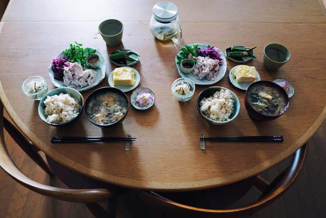 高山都さんのインスタグラム写真 - (高山都Instagram)「「バランスよくいただきます」 が、ここ数日の家ごはんのテーマになりそうです。 楽しいけど、野菜や食物繊維、ビタミンやミネラル、発酵も不足を感じていた旅行中。  お味噌汁は乾燥キノコと切り干し大根と昆布でお出汁を取り、玄米を炊き、昨夜のごはんの後に作っておいただし巻き玉子と、作り置きを小皿スタイルで。  わたしも夫も吹き出物治りますように。 小麦を少し控えて、糖分や油分を減らすと、だいたいわたしたちはすぐ治ります。 食べる全体量を急に少なくすると、口寂しくなってストレス溜まるから、野菜や良質なタンパク質を小皿で色々並べると目から心から満足！  #みやれゴハン  玉子めっちゃ上手に焼けた。 冷蔵庫で冷やして食べるのも実は好きなんです。」6月1日 14時26分 - miyare38