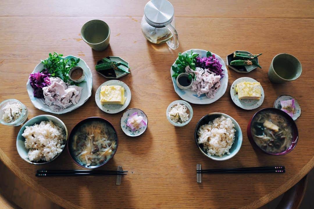 高山都さんのインスタグラム写真 - (高山都Instagram)「「バランスよくいただきます」 が、ここ数日の家ごはんのテーマになりそうです。 楽しいけど、野菜や食物繊維、ビタミンやミネラル、発酵も不足を感じていた旅行中。  お味噌汁は乾燥キノコと切り干し大根と昆布でお出汁を取り、玄米を炊き、昨夜のごはんの後に作っておいただし巻き玉子と、作り置きを小皿スタイルで。  わたしも夫も吹き出物治りますように。 小麦を少し控えて、糖分や油分を減らすと、だいたいわたしたちはすぐ治ります。 食べる全体量を急に少なくすると、口寂しくなってストレス溜まるから、野菜や良質なタンパク質を小皿で色々並べると目から心から満足！  #みやれゴハン  玉子めっちゃ上手に焼けた。 冷蔵庫で冷やして食べるのも実は好きなんです。」6月1日 14時26分 - miyare38
