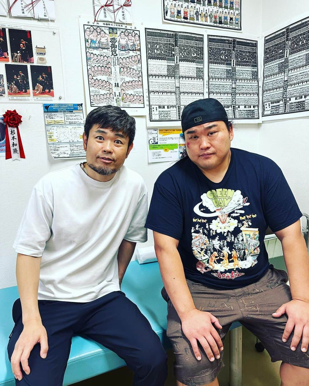 品川祐さんのインスタグラム写真 - (品川祐Instagram)「昨日50肩が痛くて病院へ行ったら、 大好きなサンクチュアリの猿谷役の 澤田賢澄くんに偶然お会いした。 めちゃくちゃ嬉しかった。五十肩に感謝するとは思わなかった。ちなみに肩はヒアルロン酸を注射でぶち込み一発でほぼ治った。前回1年中痛かったのに、マジで神医者 #サンクチュアリ #猿谷 #澤田賢澄 #五十肩 #苑田会人工関節センター病院」6月1日 14時30分 - shinashina0426