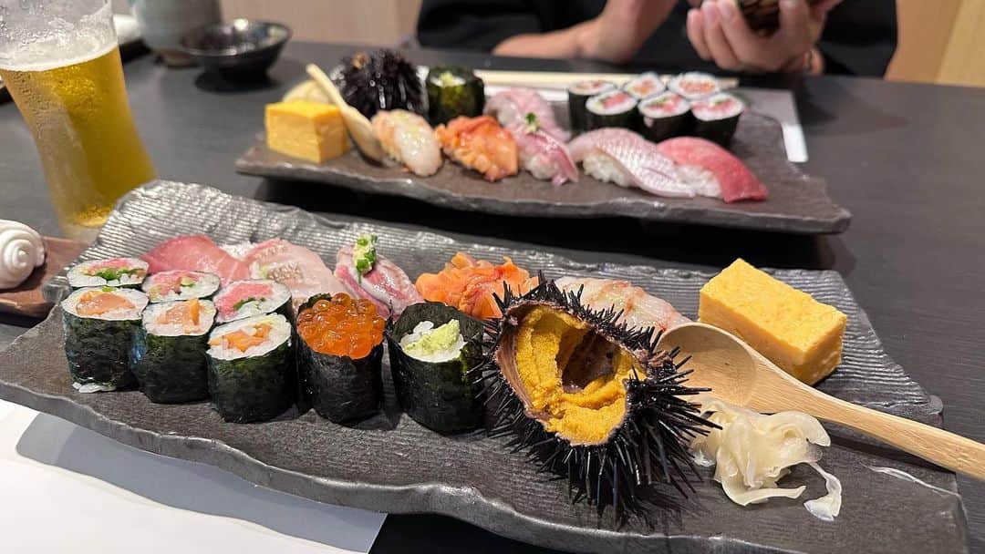 つるの剛士のインスタグラム：「6月ですねー。 今日は時間ができたので奥さんと束の間の寿司ランチしてからの息子の迎えまで海でテーしたりしてます。  たまにはベタな昼もいいですね。 　 さ、6〜7月と全国あちこち初場所、初体験ばかりで楽しみ。 各地、梅雨入りてジメジメしてまいりましたが、 皆さん気持ち晴れやかに今月もご活躍を✨」