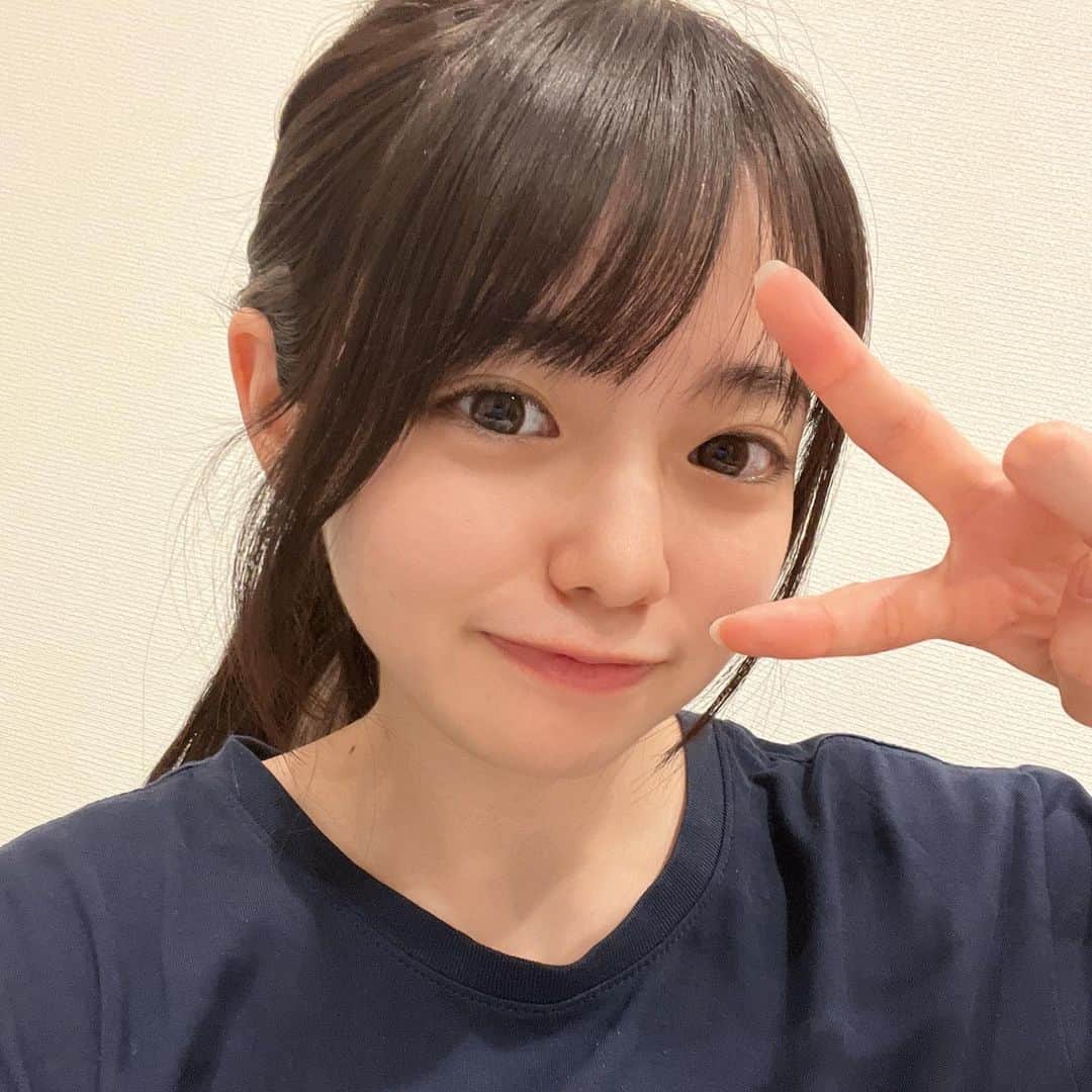大塚美波のインスタグラム：「最近の洗顔事情  使い切っての感想  使い始めてからニキビが出来にくくなって、 し肌質が少し変わりました！！  オイル洗顔だけど、洗い上がり突っ張ることも無く、すっきりします！！ パッケージもシンプルで、ハーブのいい香りで癒されます☺️ 効果的には、即効性と言うより継続して使う事が良い！！  パケもシンプルでかわよい✌️  #acnal #アクナル #ピンクハーブクレンジング #ニキビクレンジング #ニキビケアクレンジング #クレンジングオイル #角栓ケアクレンジング」