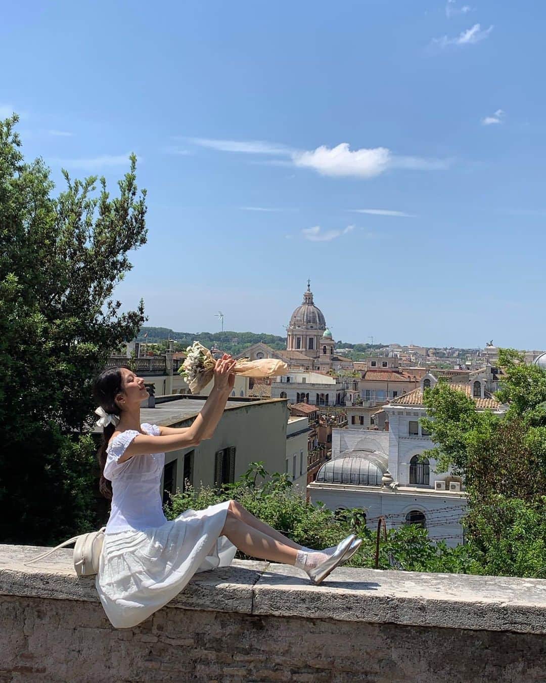 ミナ さんのインスタグラム写真 - (ミナ Instagram)「Day 3 우리의 여름색 in 🇮🇹   뜨겁게 타오르다가 선선한 바람이 불다가 갑자기 우르르 비가 쏟아지다가 또 잔잔하게 그치고 평온해지던☁️ #blossomh_Italy」6月1日 14時41分 - blossomh_
