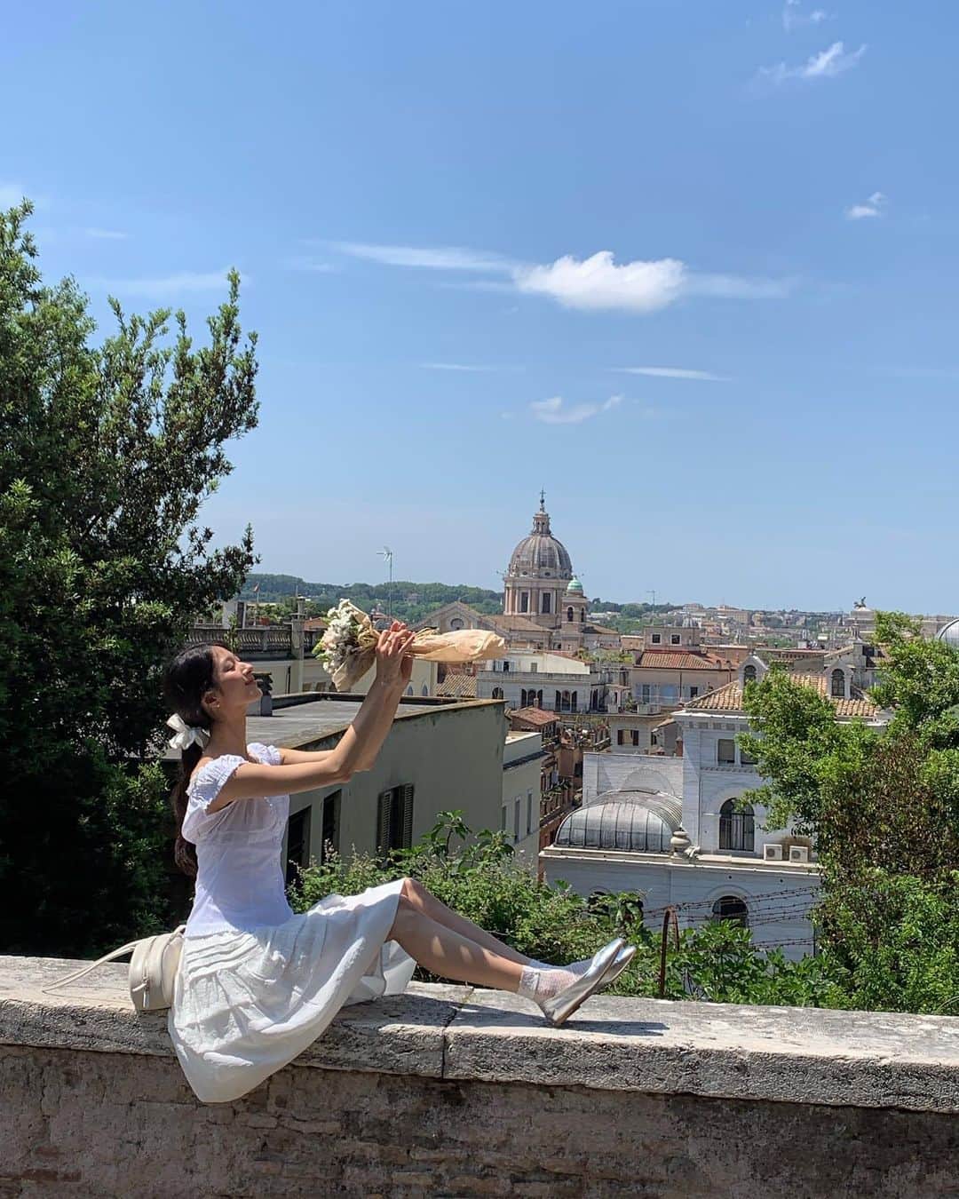 のインスタグラム：「Day 3 우리의 여름색 in 🇮🇹   뜨겁게 타오르다가 선선한 바람이 불다가 갑자기 우르르 비가 쏟아지다가 또 잔잔하게 그치고 평온해지던☁️ #blossomh_Italy」