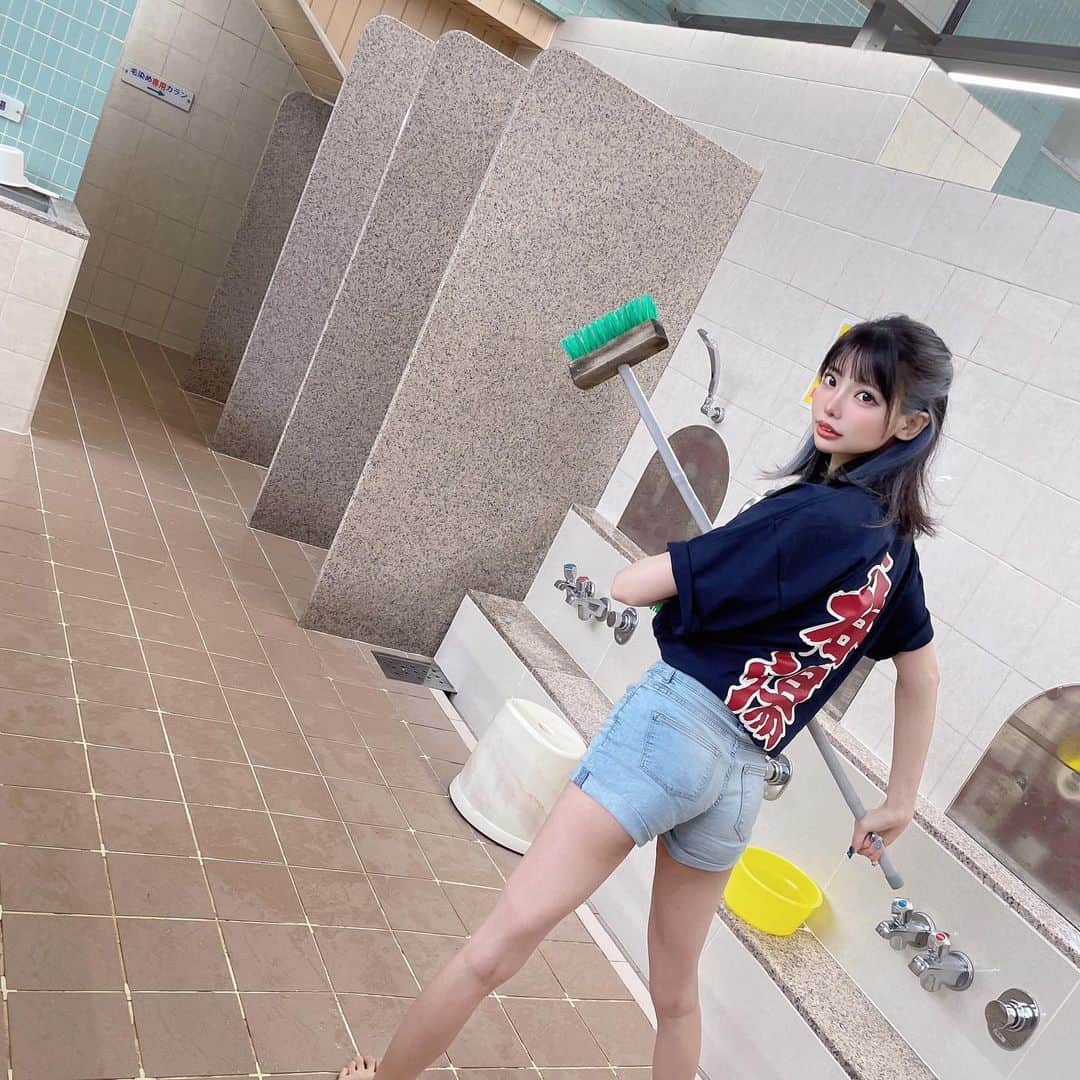 米倉みゆさんのインスタグラム写真 - (米倉みゆInstagram)「改正湯♨️でお掃除🧹ごしごし . ずっと欲しかった梅湯さんTシャツ 有楽町伊勢丹のpopupでGETしました✊💖 めちゃくちゃ可愛い~~~色違いもほし . . . . . .  #サ活する米倉 #梅湯 #ゆとなみ社 #改正湯 #銭湯 #銭湯巡り  #銭湯女子  #銭湯好きな人と繋がりたい  #銭湯グッズ  #銭湯好き  #銭湯サウナ  #サウナ  #サウナ女子  #サウナイキタイ  #サウナー  #サウナ好きな人と繋がりたい  #サウナ部  #サウナグッズ  #サウナ好き  #サウナ好きと繋がりたい  #サウナガール  #美尻  #tシャツコーデ #ショートパンツ  #ショーパン  #短パン  #japan #sento #onsen #japanculture」6月1日 14時49分 - yone__miyu630