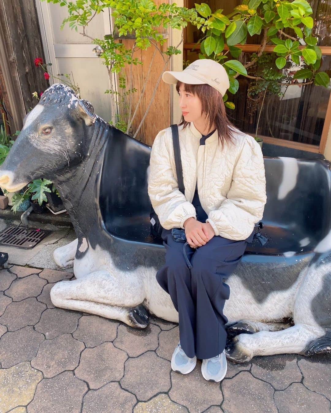 坂下千里子のインスタグラム：「疲れたから休憩… . . #cow #牛 #ちょっと休憩」