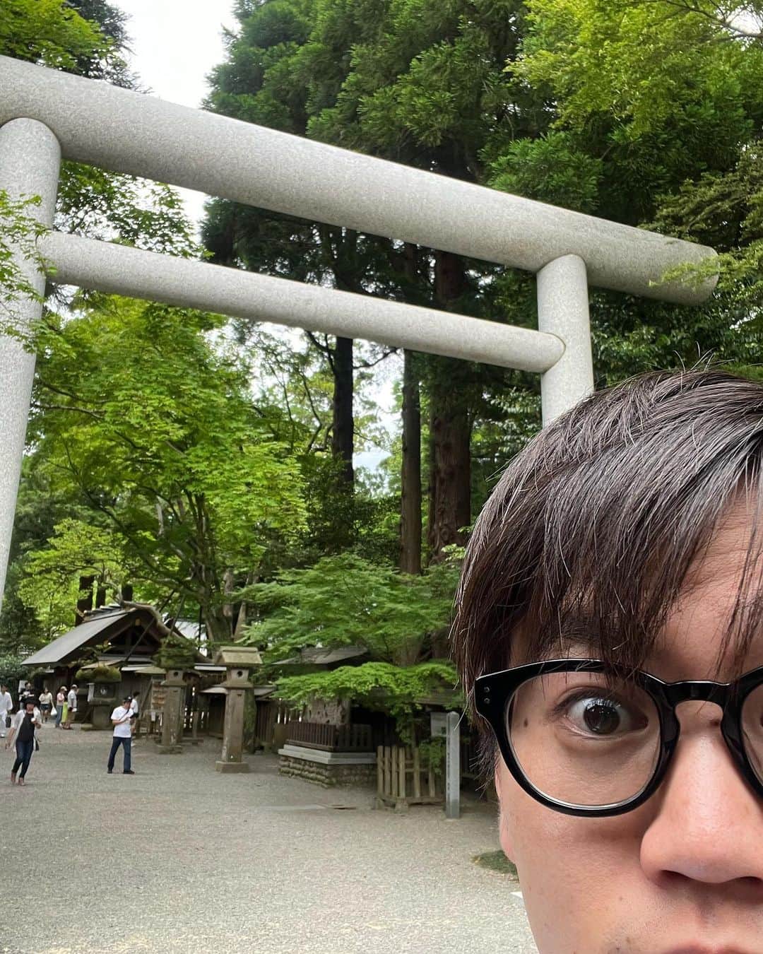 たけるさんのインスタグラム写真 - (たけるInstagram)「【最近の参拝歴】  天岩戸神社　西本宮　宮崎県高千穂 念願の高千穂。 天岩戸神社。 神話、天岩戸開きの舞台。 拝殿の裏に天の岩屋があった なんで岩屋に天照大神が隠れたかというと 弟の素戔嗚の悪行に耐えかねてらしい 素戔嗚が神殿に糞撒き散らかしたり え？ 糞撒き散らかしたり？ カバのお話？ 迷惑系糞チューバー？ 日本書紀、古事記ってこんな話いっぱい 面白いよ そのあと隠れた岩屋がある すごく大きかった 初めて見て心臓バクバクした 野鼠ぐらい鼓動早かった あと、神楽殿の上に飾ってある彫り物 芸術 鳥居カッケェ  #東京ホテイソン #たける #備中神楽 #高千穂 #天岩戸神社 #西本宮 #岩屋 #鳥居カッケェ」6月1日 14時51分 - takayanken