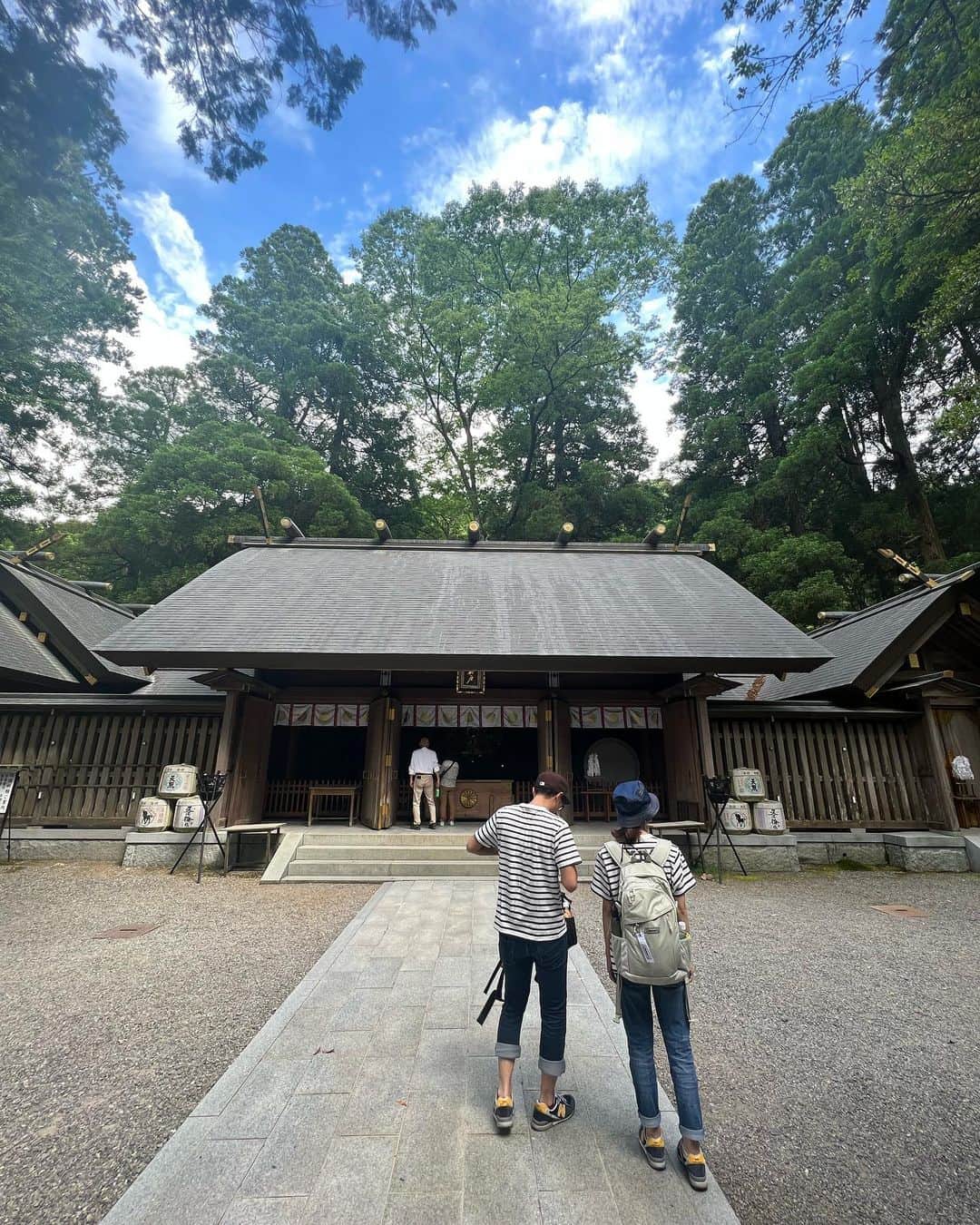 たけるさんのインスタグラム写真 - (たけるInstagram)「【最近の参拝歴】  天岩戸神社　西本宮　宮崎県高千穂 念願の高千穂。 天岩戸神社。 神話、天岩戸開きの舞台。 拝殿の裏に天の岩屋があった なんで岩屋に天照大神が隠れたかというと 弟の素戔嗚の悪行に耐えかねてらしい 素戔嗚が神殿に糞撒き散らかしたり え？ 糞撒き散らかしたり？ カバのお話？ 迷惑系糞チューバー？ 日本書紀、古事記ってこんな話いっぱい 面白いよ そのあと隠れた岩屋がある すごく大きかった 初めて見て心臓バクバクした 野鼠ぐらい鼓動早かった あと、神楽殿の上に飾ってある彫り物 芸術 鳥居カッケェ  #東京ホテイソン #たける #備中神楽 #高千穂 #天岩戸神社 #西本宮 #岩屋 #鳥居カッケェ」6月1日 14時51分 - takayanken