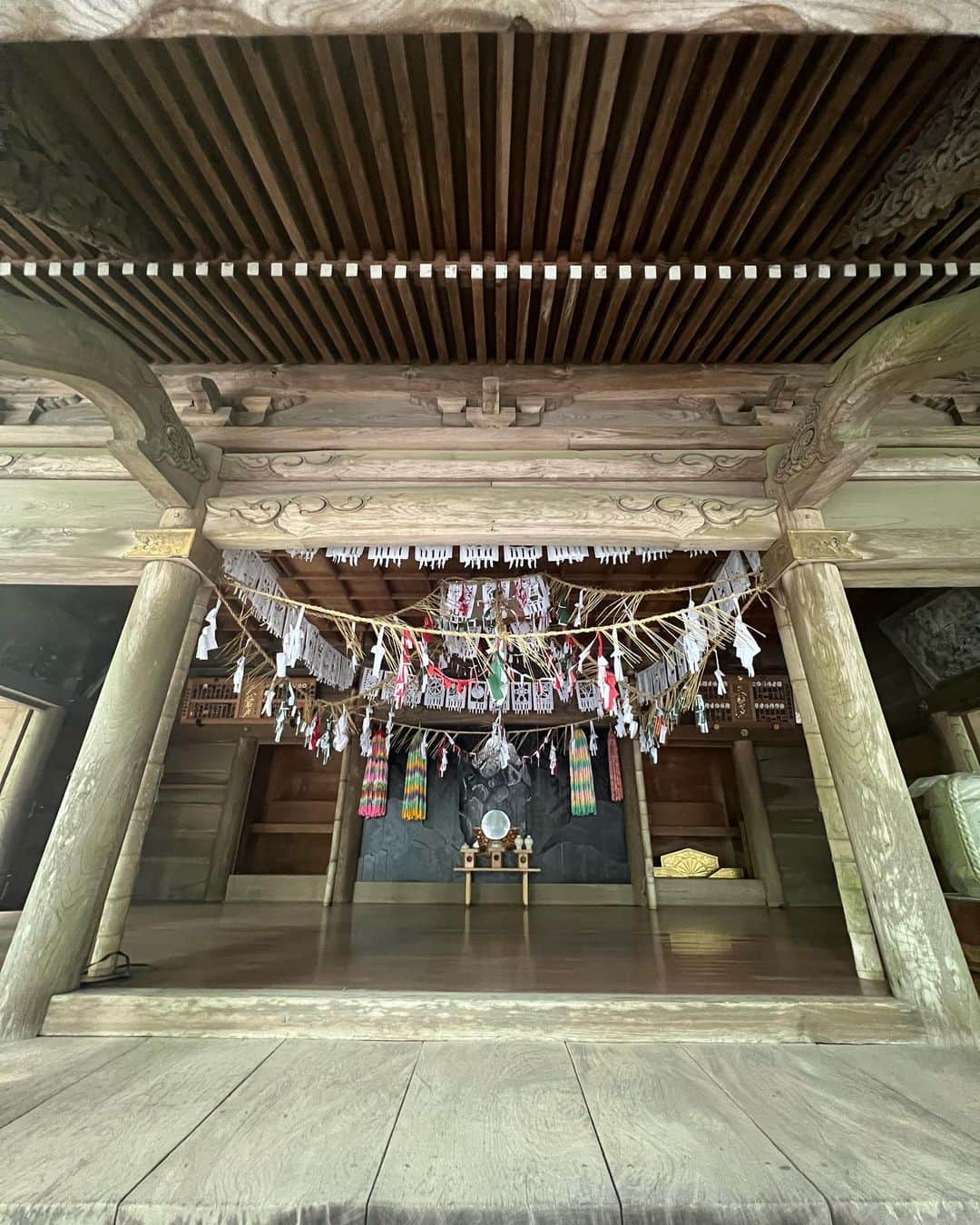 たけるさんのインスタグラム写真 - (たけるInstagram)「【最近の参拝歴】  天岩戸神社　西本宮　宮崎県高千穂 念願の高千穂。 天岩戸神社。 神話、天岩戸開きの舞台。 拝殿の裏に天の岩屋があった なんで岩屋に天照大神が隠れたかというと 弟の素戔嗚の悪行に耐えかねてらしい 素戔嗚が神殿に糞撒き散らかしたり え？ 糞撒き散らかしたり？ カバのお話？ 迷惑系糞チューバー？ 日本書紀、古事記ってこんな話いっぱい 面白いよ そのあと隠れた岩屋がある すごく大きかった 初めて見て心臓バクバクした 野鼠ぐらい鼓動早かった あと、神楽殿の上に飾ってある彫り物 芸術 鳥居カッケェ  #東京ホテイソン #たける #備中神楽 #高千穂 #天岩戸神社 #西本宮 #岩屋 #鳥居カッケェ」6月1日 14時51分 - takayanken