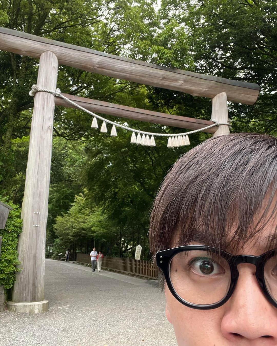 たけるさんのインスタグラム写真 - (たけるInstagram)「【最近の参拝歴】  天岩戸神社　西本宮　宮崎県高千穂 念願の高千穂。 天岩戸神社。 神話、天岩戸開きの舞台。 拝殿の裏に天の岩屋があった なんで岩屋に天照大神が隠れたかというと 弟の素戔嗚の悪行に耐えかねてらしい 素戔嗚が神殿に糞撒き散らかしたり え？ 糞撒き散らかしたり？ カバのお話？ 迷惑系糞チューバー？ 日本書紀、古事記ってこんな話いっぱい 面白いよ そのあと隠れた岩屋がある すごく大きかった 初めて見て心臓バクバクした 野鼠ぐらい鼓動早かった あと、神楽殿の上に飾ってある彫り物 芸術 鳥居カッケェ  #東京ホテイソン #たける #備中神楽 #高千穂 #天岩戸神社 #西本宮 #岩屋 #鳥居カッケェ」6月1日 14時51分 - takayanken