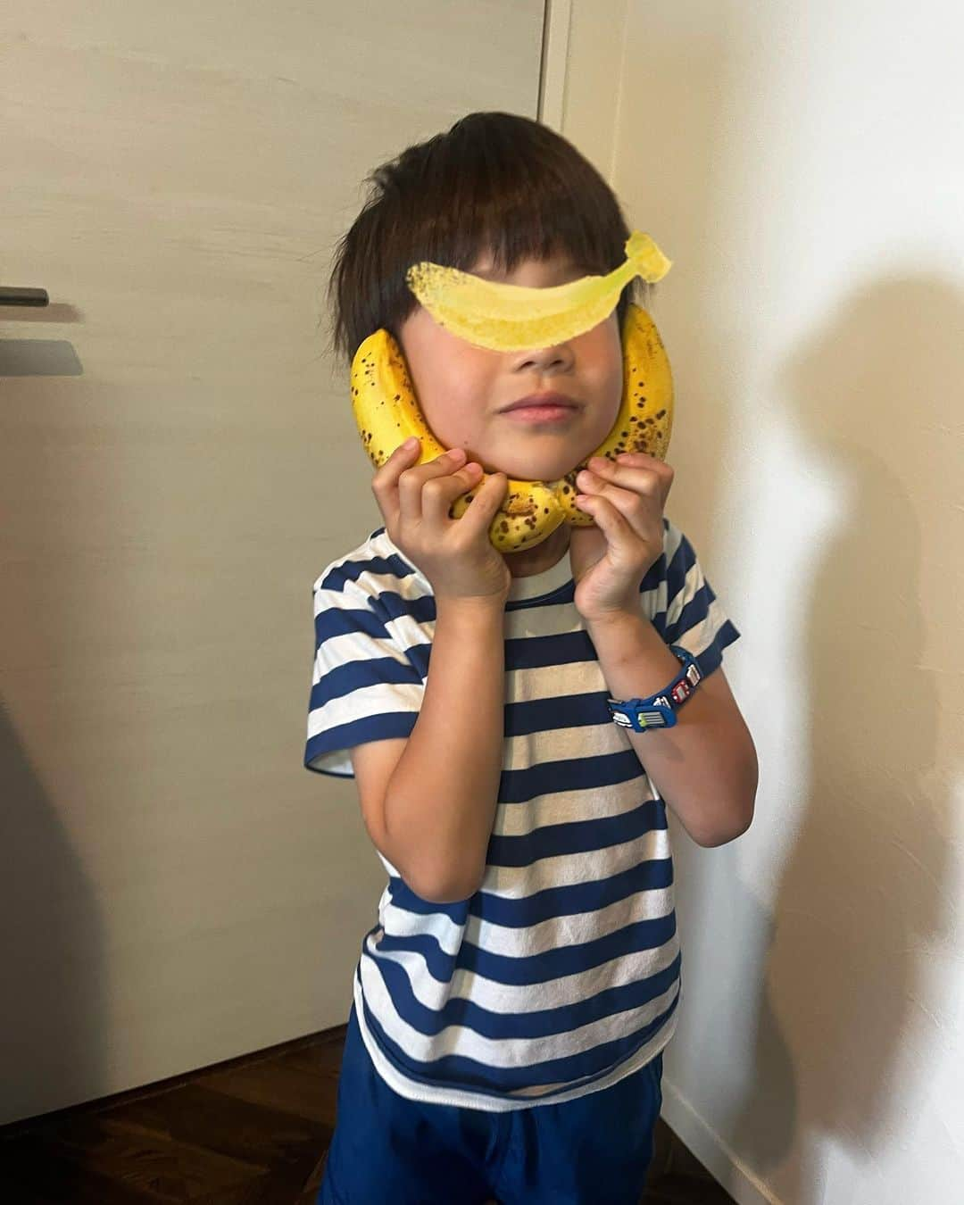 新妻聖子さんのインスタグラム写真 - (新妻聖子Instagram)「最近の息子写真👦✨  一枚目　洗足池でボートに乗りました！船長風のご満悦ショット🛳️ 洗足池めちゃくちゃ素敵な場所でした！おすすめ！！  二枚目　ふと気がついたら、衣装が入っていた巨大紙袋の中でくつろいでいた人👦  三枚目　寝起きのバナナボーイ🍌バナナ熟しすぎな件。  四枚目　幼稚園の親子遠足。張り切ってお弁当作ったのに「いらなーい」と食べてくれなくて👹この後ケンカして息子ギャン泣き。そして先生のおかげで丸く収まる。先生いつもありがとう…。  五枚目　クセが強すぎる母のミュージカル弁当箱🇫🇷🇻🇳  六枚目　母の日に歌ってくれた「おかーあさん、なぁーに」の歌🥺💘✨  もうすぐ5歳になる息子。 毎日手がかかるのですが、こういう爆可愛い瞬間に全てが帳消しになるのです。母さんチョロいぜ。 #4歳児 #洗足池 #新妻聖子」6月1日 14時53分 - seikoniizuma