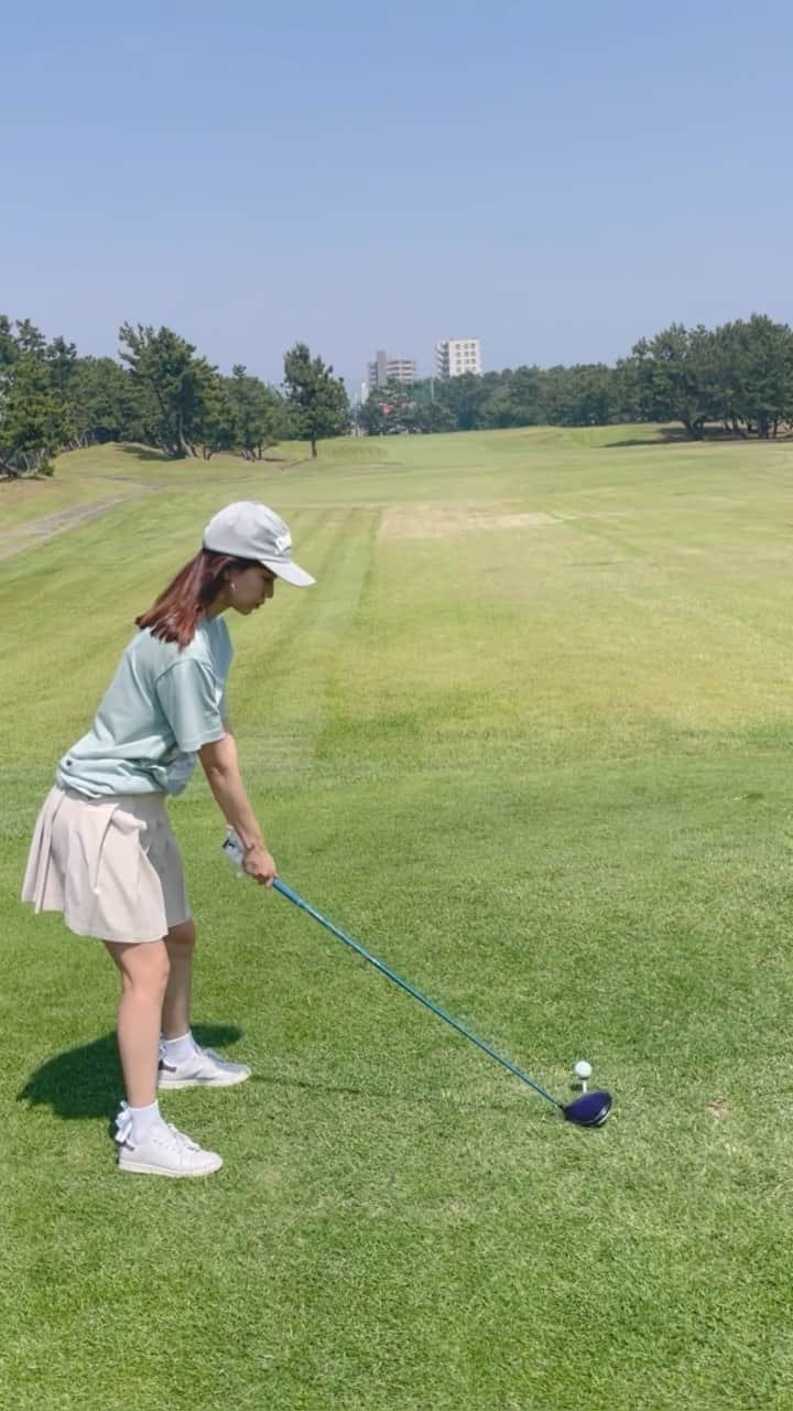 紺野ゆりのインスタグラム：「🏌️‍♀️ オノフの新クラブで試打ラウンドしました❣️ レディースクラブなんですけど、すごくしっかりしていてとても振りやすい✨✨ ミスも少なくなると思うし、打感の音も好き😆 シャフトやグリップの色も可愛いですよね🥰 設計者はりなさん( @rinatomi_onoff )✨すごいなぁぁ🥰 詳しくはレジーナ( @regina_golf )見てね♡  #yurigolf🦋 #Regina #オノフ#onoff #onofflady」