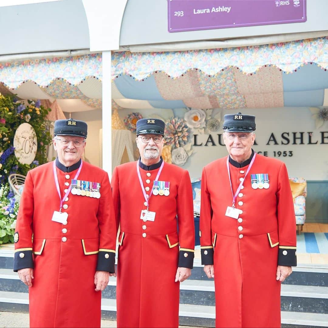 ローラアシュレイのインスタグラム：「Hosted on the grounds of Royal Hospital Chelsea, the Chelsea Flower Show is one of the most colourful events of the year. Throughout the show, we have had the honour to meet many of the Chelsea Pensioners who reside on the grounds.⁣ ⁣ Did you attend this years event? @the_rhs #RHSChelsea」
