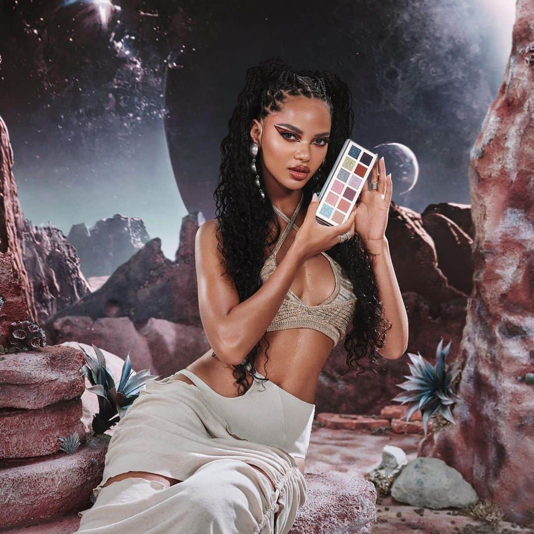 Anastasia Beverly Hillsさんのインスタグラム写真 - (Anastasia Beverly HillsInstagram)「Unreal dimension and limitless looks. Sign up for ✨COSMOS✨ early access with the link in bio to be the first to shop 💫  #AnastasiaBeverlyHills #ABHCOSMOS」6月1日 6時06分 - anastasiabeverlyhills