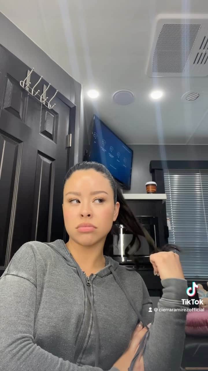 シエラ・ラミレスのインスタグラム：「whole time i was actually sitting on the remote 🙄🙄 sound by @_jaysontonyyy」