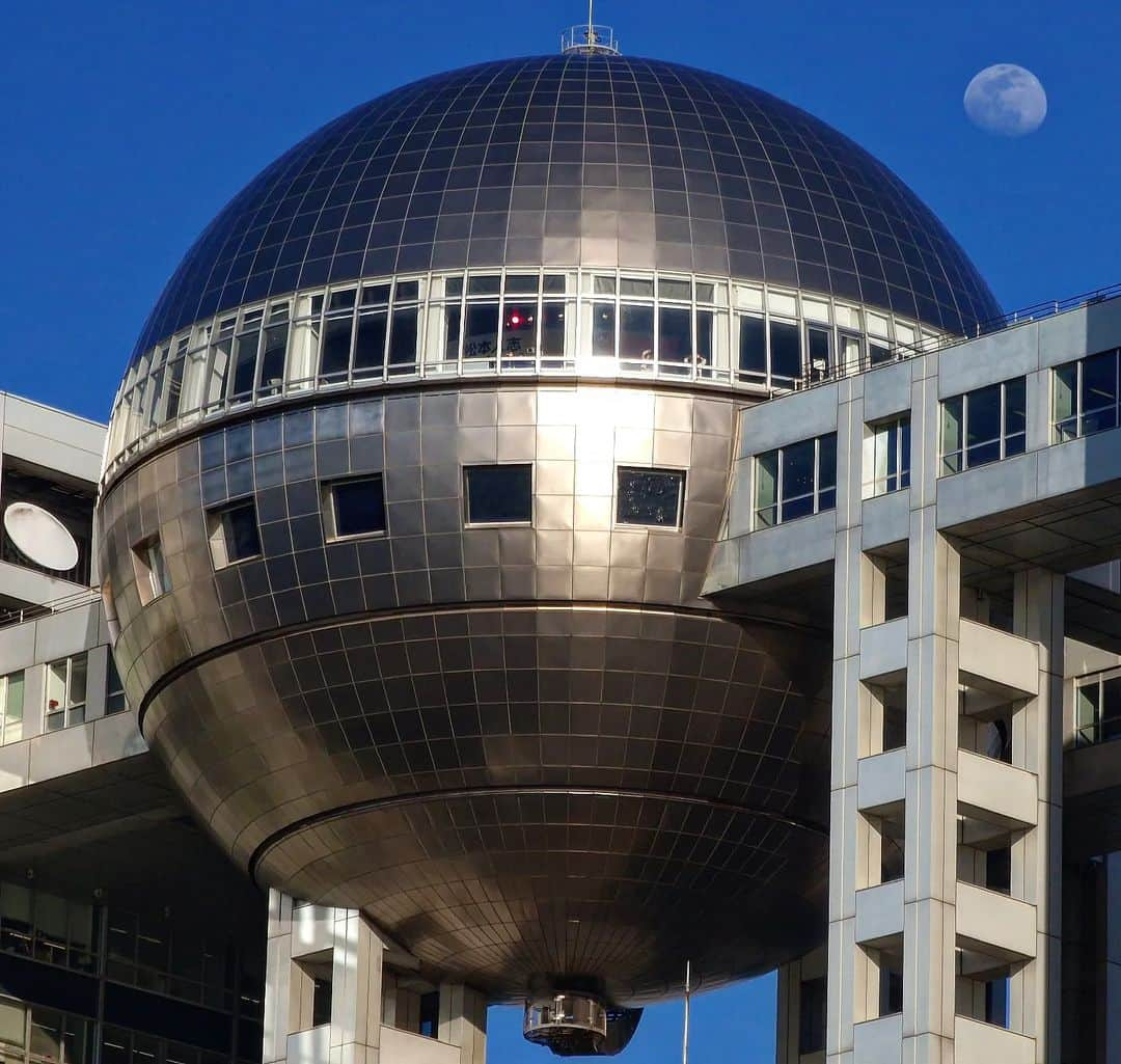 Ami Yamato（ヤマトアミ）さんのインスタグラム写真 - (Ami Yamato（ヤマトアミ）Instagram)「That's no moon. ...oh wait, yes it is. . 🌔 . . #Tokyo #odaiba #fujitelevision #fcgbuilding #japan #deathstar」6月1日 6時48分 - amiyamato