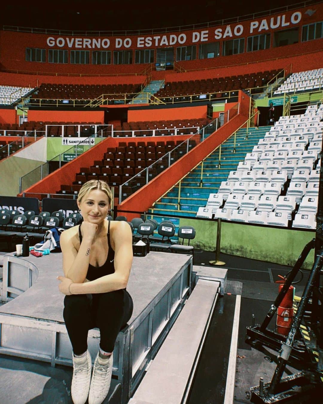 アシュリー・ケインのインスタグラム：「opening day in São Paulo! looking forward to the shows here 🖤」