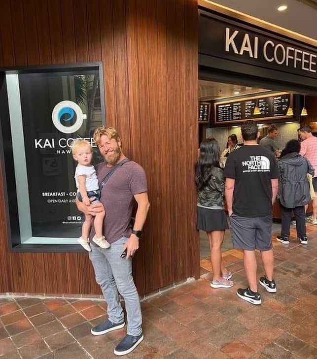 Aloha Street アロハストリートさんのインスタグラム写真 - (Aloha Street アロハストリートInstagram)「＼9年めを迎えるハワイのカイコーヒー！カラフルなピタヤボールにも注目／  本格的な自家焙煎コーヒーが味わえるワイキキのカフェ「カイコーヒー・ハワイ @kaicoffeehawaiijp 」は、今年5月に開店して9年めを迎えます。有名コーヒー店出身のオーナー、サム（写真3枚め）が立ち上げたこちらのカフェでは、ハワイ産のコーヒー豆を使った、香り豊かなコーヒーメニューが多数ラインナップ。  ドリンクのほかにも、コーヒーと相性抜群なフードやスイーツメニューもそろいます。ドラゴンフルーツが入ったピタヤボール（写真1枚め）はアロヒラニホテルアーバー店で楽しめるので、ぜひカイコーヒーに立ち寄って味わってくださいね。  詳細は、以下のリンクもしくは @alohastreetcom_hawaii のプロフィール欄のURLからチェックを！ https://www.aloha-street.com/go/Facebook2023/48090  #カイコーヒー#カイコーヒーハワイ#kaicoffee#kaicoffeehawaii#カイラテ#コーヒー好き#カフェ好き#ハワイカフェ #ハワイ #ハワイ旅行 #hawaii #ハワイ好き#ハワイおすすめ#ハワイ情報　#ワイキキ #PR」6月1日 7時02分 - alohastreetcom_hawaii