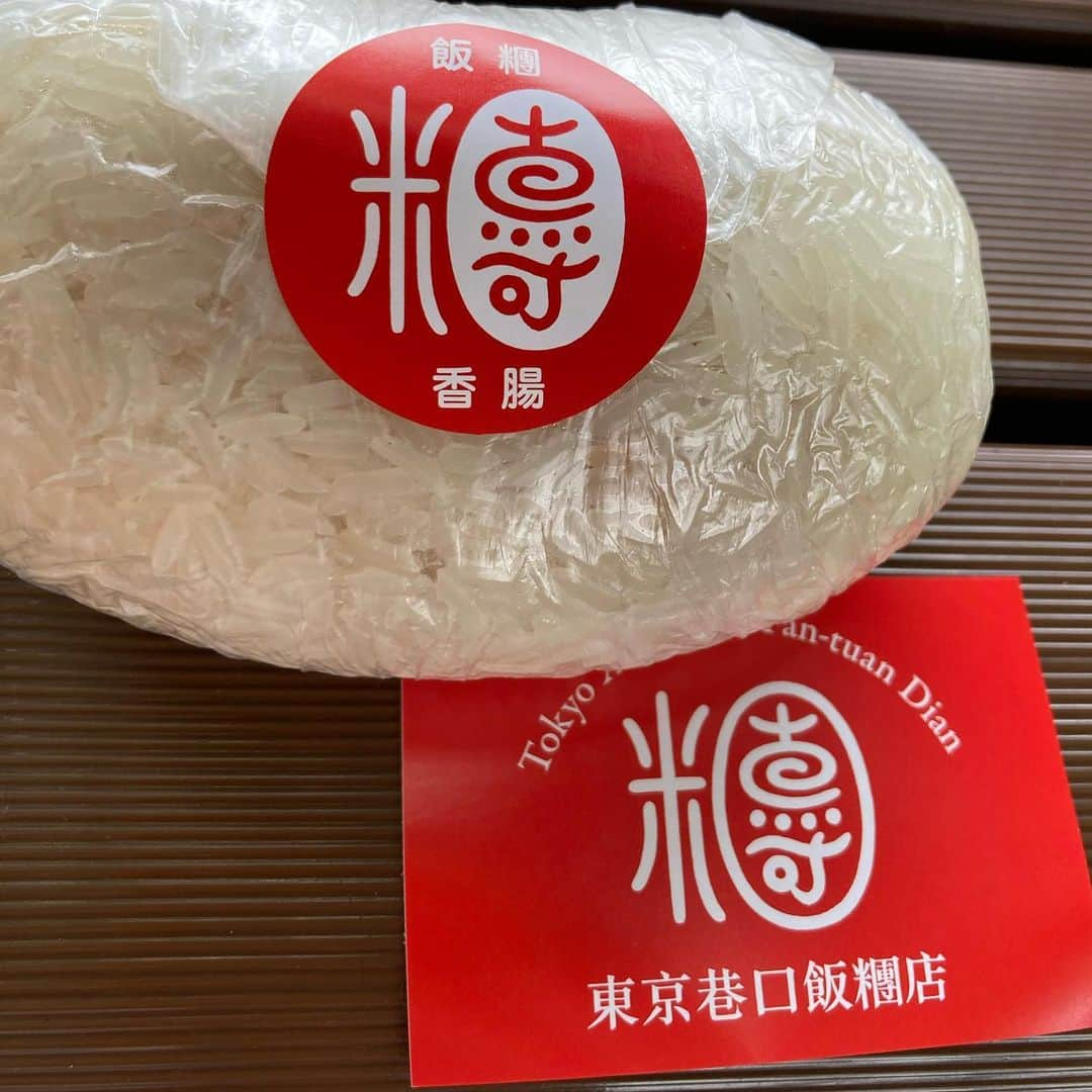 赤プルさんのインスタグラム写真 - (赤プルInstagram)「念願の台湾おにぎり！！ @tokyo_taiwan_onigiri  期待通り！期待以上✨✨  めちゃくちゃ美味しかったし、食べ応え十分だったかんね☺️  開店と同時に行ったので、並ばずに買えました✨  お早めにということで、先輩とのランチの約束がおにぎりピクニックに変更 天空公園でおにぎりを食べる会になったかんね☺️  いつもどのようにでもご対応くださるあさがさん💓（お片付けと芸能の先輩） ありがとうございます✨  #台湾おにぎり #赤プル #天空公園で」6月1日 6時57分 - puluco_a