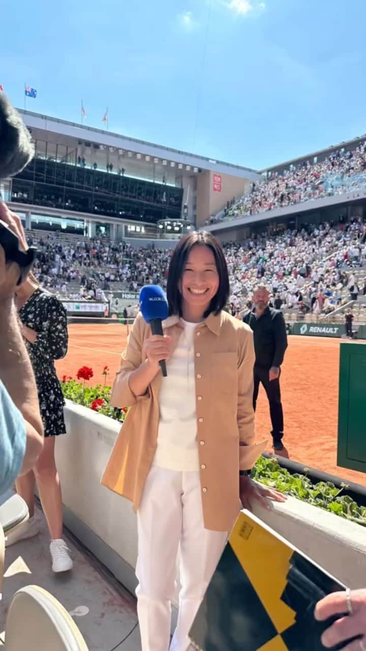 のインスタグラム：「Roland Garros2023 DAY4 朝は歩いて会場入り。  アルカラスVSダニエル太郎 コートサイドレポート入りました。 その試合の前の地元フランスのガルシアの試合はマッチポイントを何本もしのいだいい試合でした。 それにしても日差しが強く暑かった。  #伊達公子 #kimikodate  #テニス  #テニスプレイヤー #tennis  #tennisplayer #2023年5月31日  #day4  #rolandgarros #rolandgarros2023 #全仏オープンテニス #全仏オープンテニス2023 #paris #パリ #wowow #wowowテニス #wowowテニスアンバサダー」