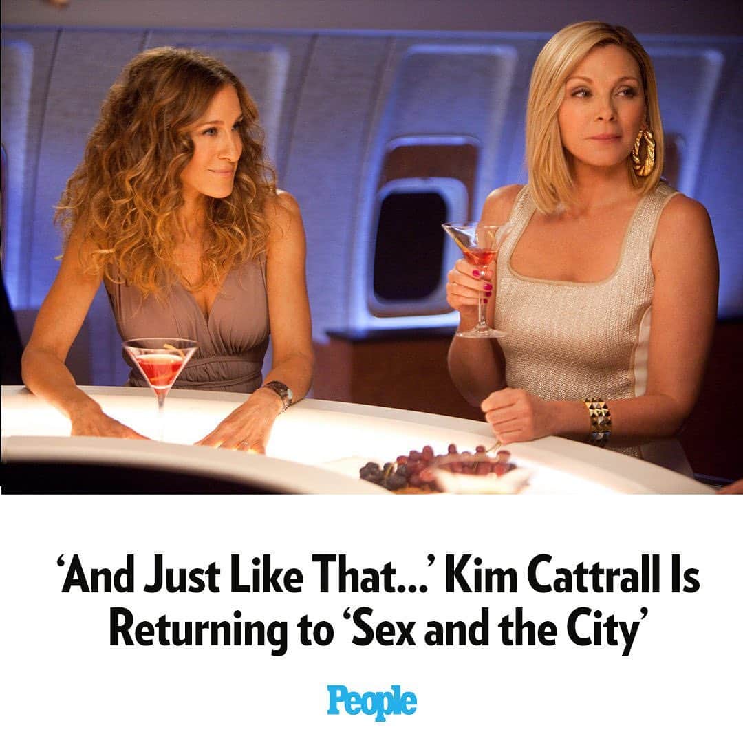 People Magazineさんのインスタグラム写真 - (People MagazineInstagram)「This news deserves a cosmo! ✨ Kim Cattrall is coming back to the Sex and the City-verse!  MAX confirmed to PEOPLE that the 66-year-old actress will appear as her iconic character Samantha Jones on the second season of And Just Like That....   The appearance will only be one scene in the season 2 finale of the series, Cattrall’s character will reportedly speak to Carrie Bradshaw (Sarah Jessica Parker) on the phone. Tap the link in bio for the full story. l 📷: Warner Brothers」6月1日 7時04分 - people
